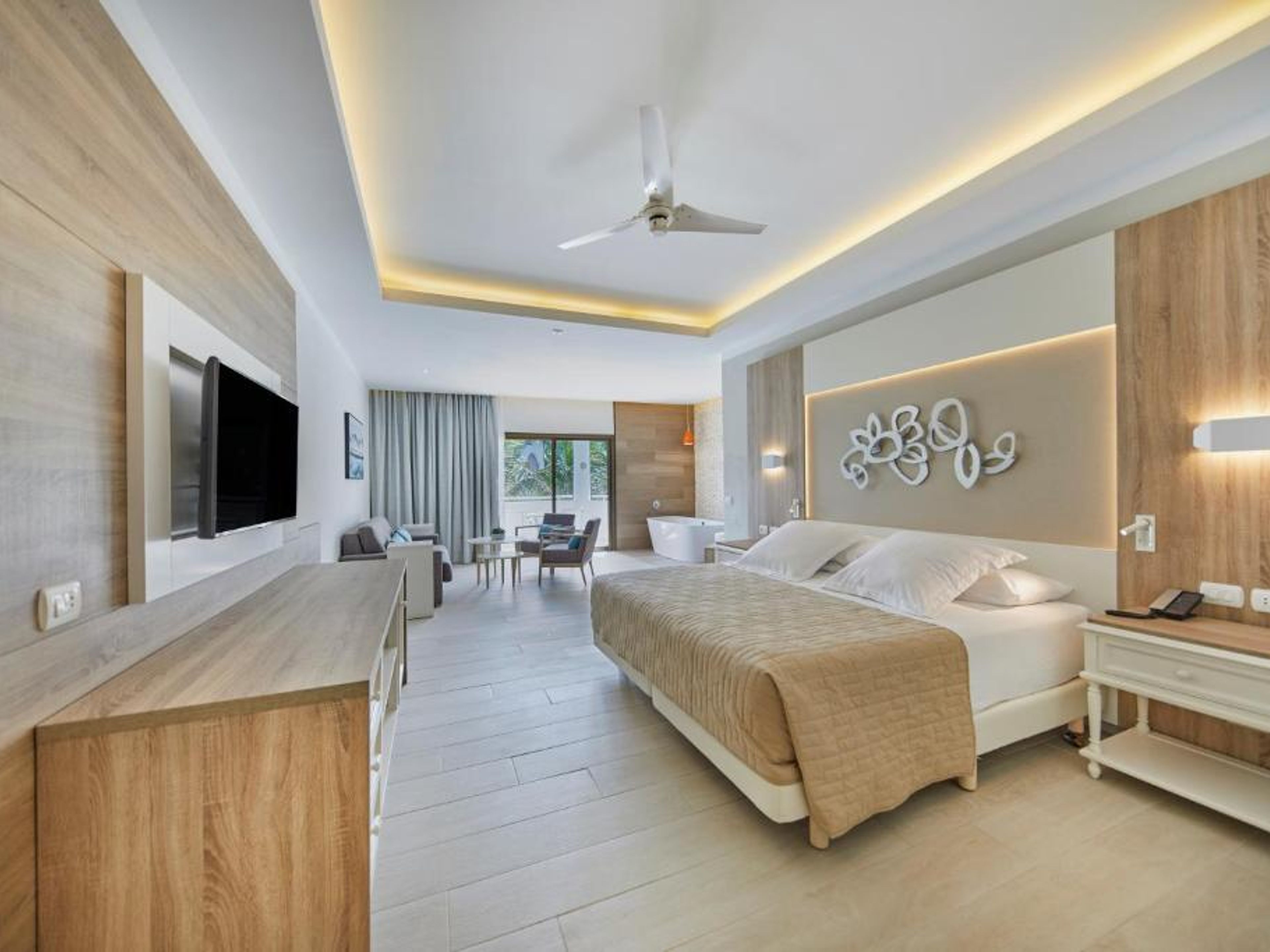 Hotel BAHIA PRINCIPE LUXURY AMBAR - Sólo para adultos mayores de 18 añosDELUXE CORNER JUNIOR SUITE Room.