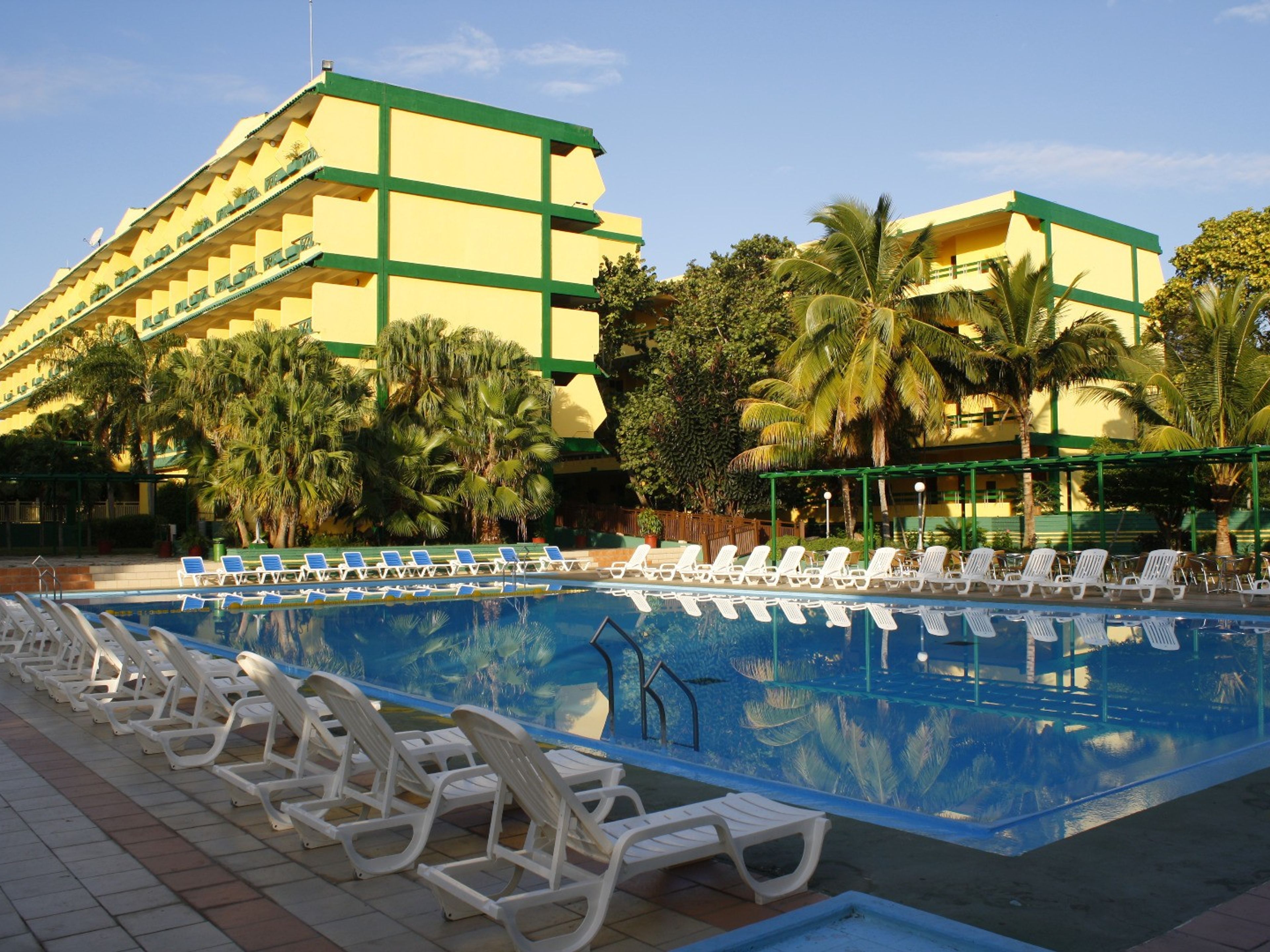 Hotel ISLAZUL CIEGO DE ÁVILAPanoramic hotel & pool view