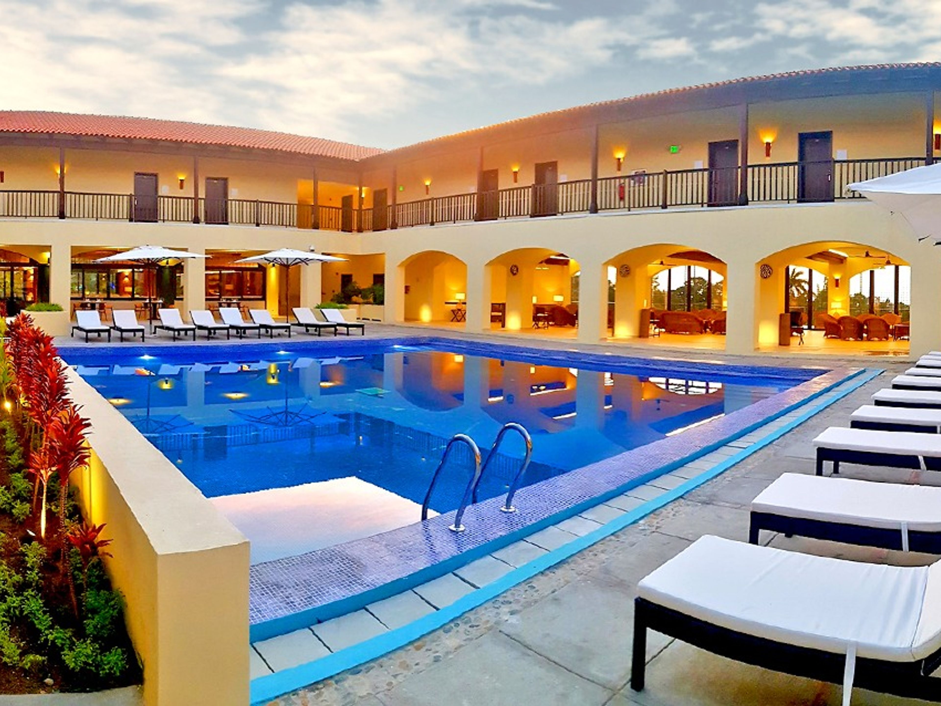 Oтель MYSTIQUE TRINIDAD LA POPA BY ROYALTONHotel´s pool panoramic view