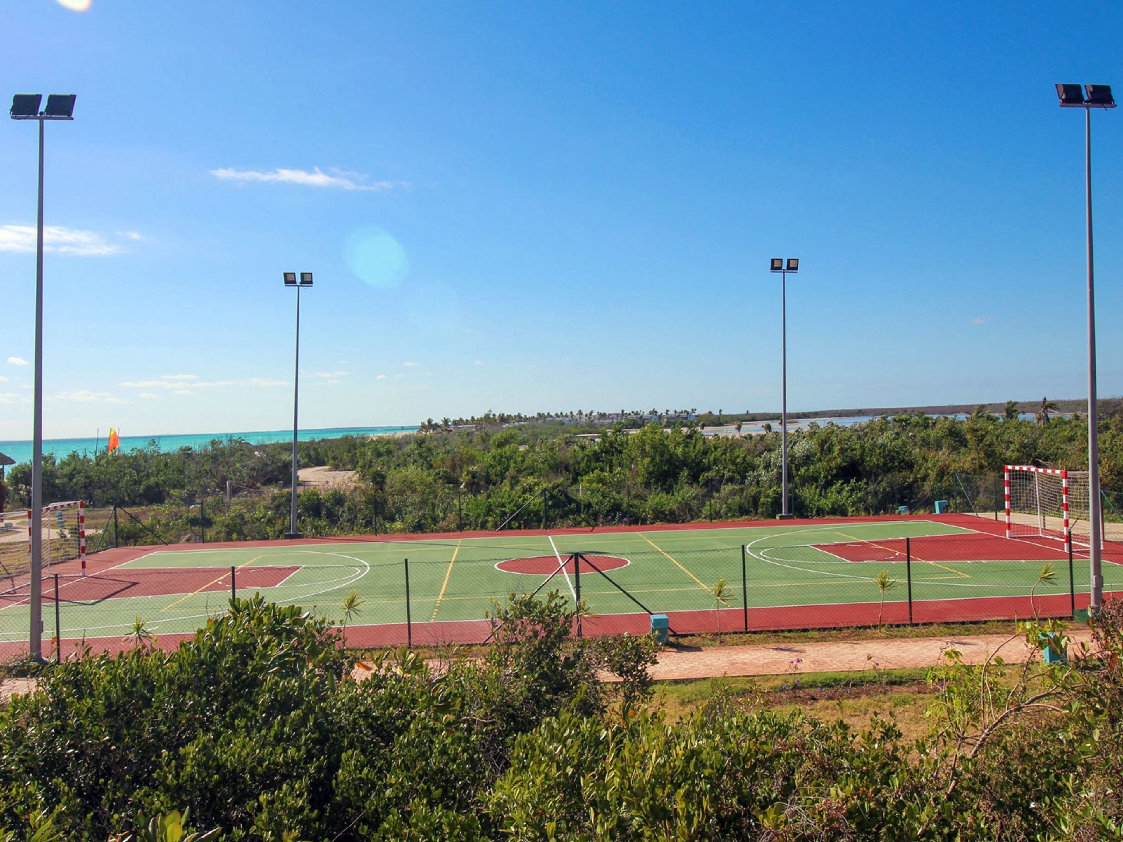 Отель GRAND MUTHU CAYO GUILLERMOTennis court view