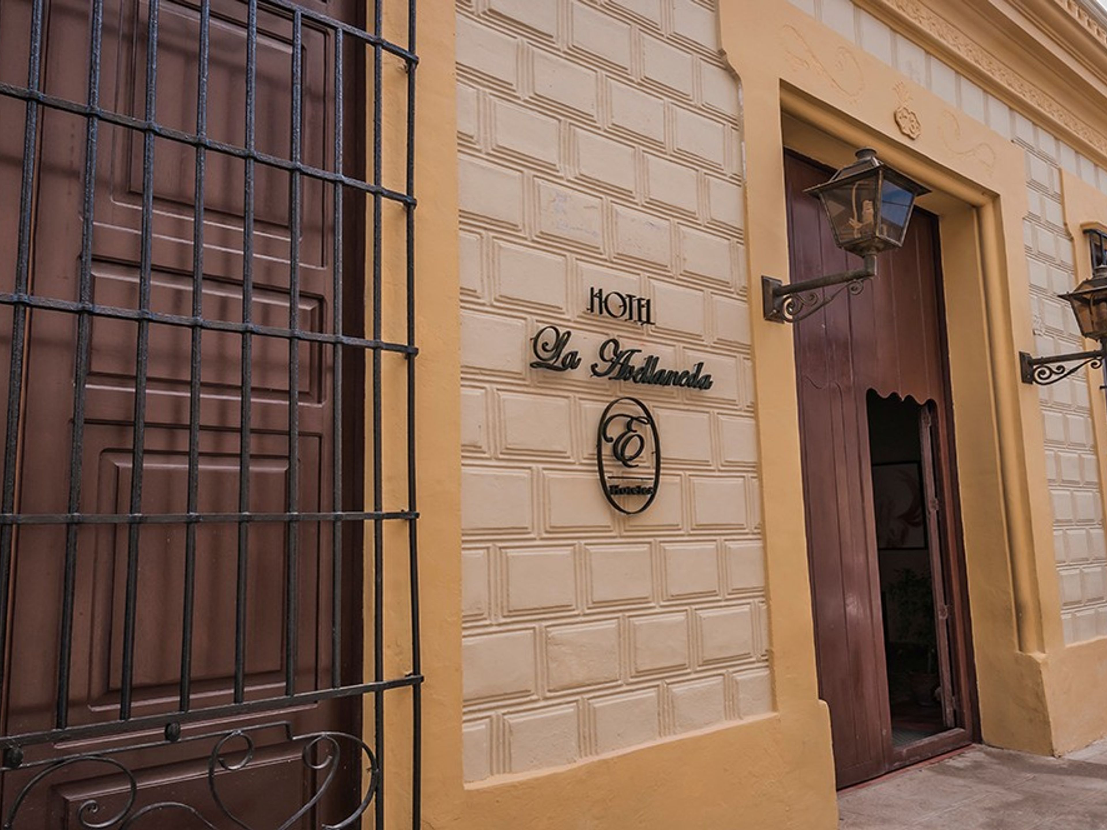 Hotel E AvellanedaHotel entrace