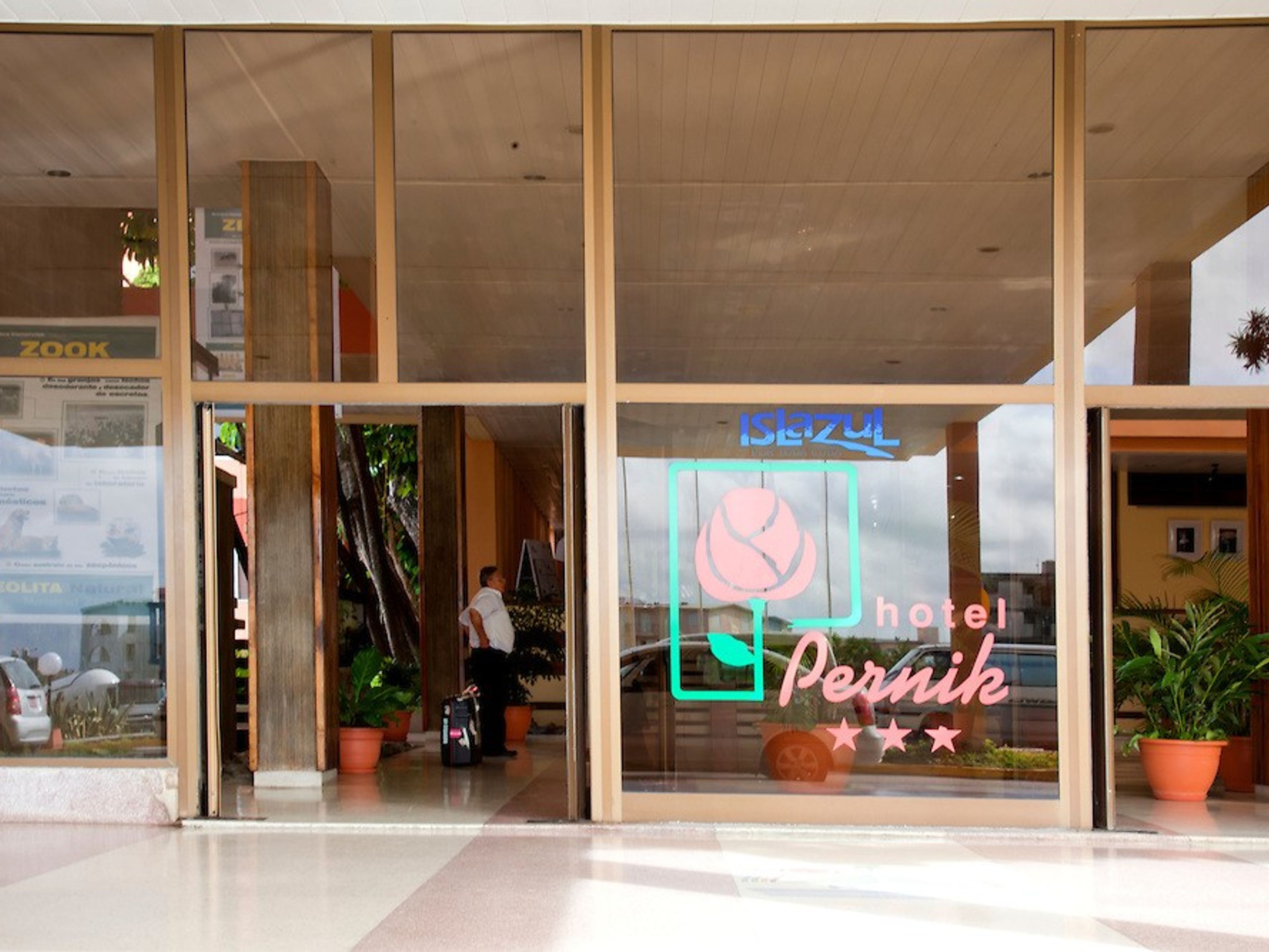 Hotel ISLAZUL PERNIKHotel entrance