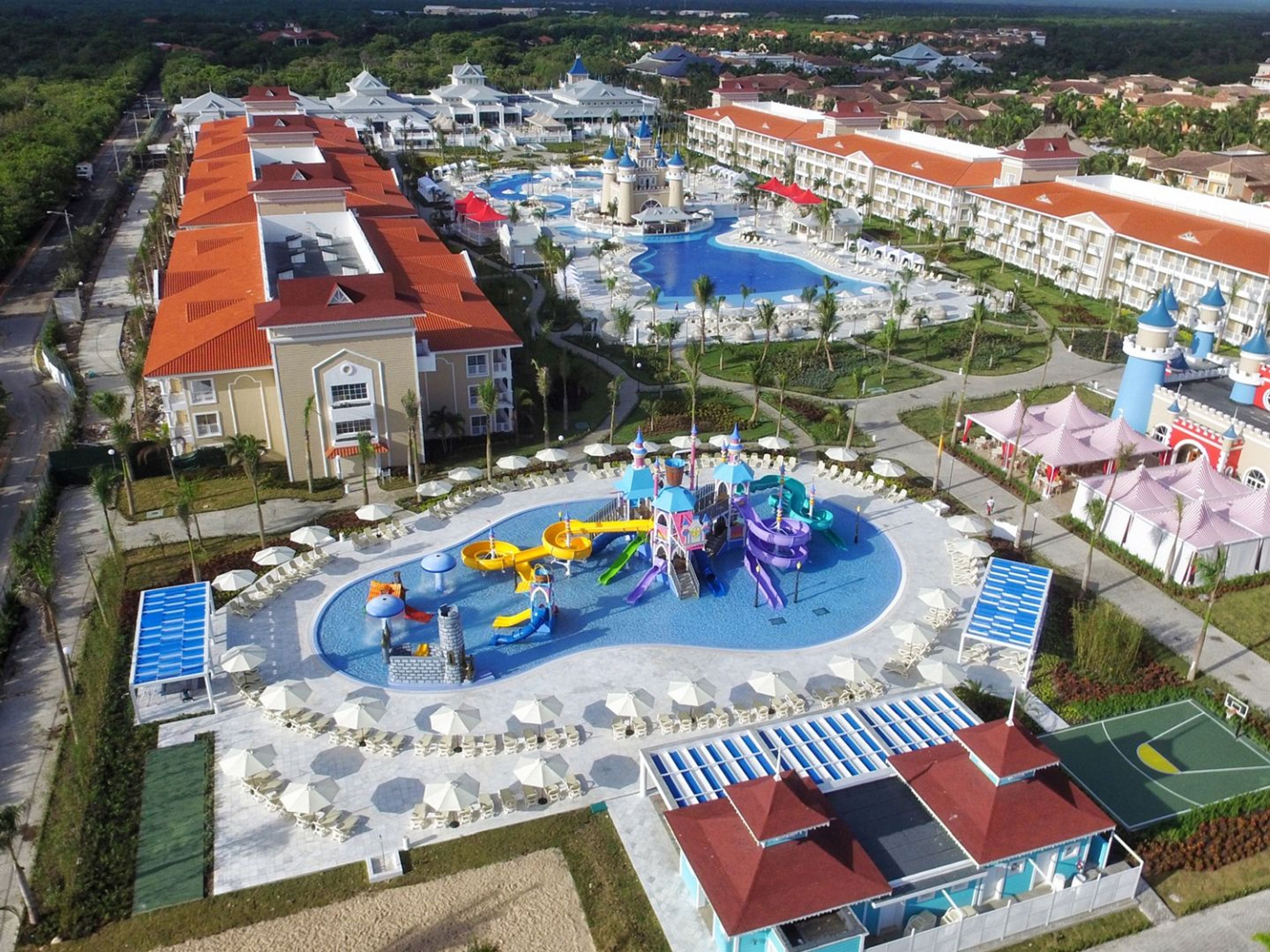 Hotel BAHIA PRINCIPE FANTASIA PUNTA CANA.Hotel´s pool panoramic view.