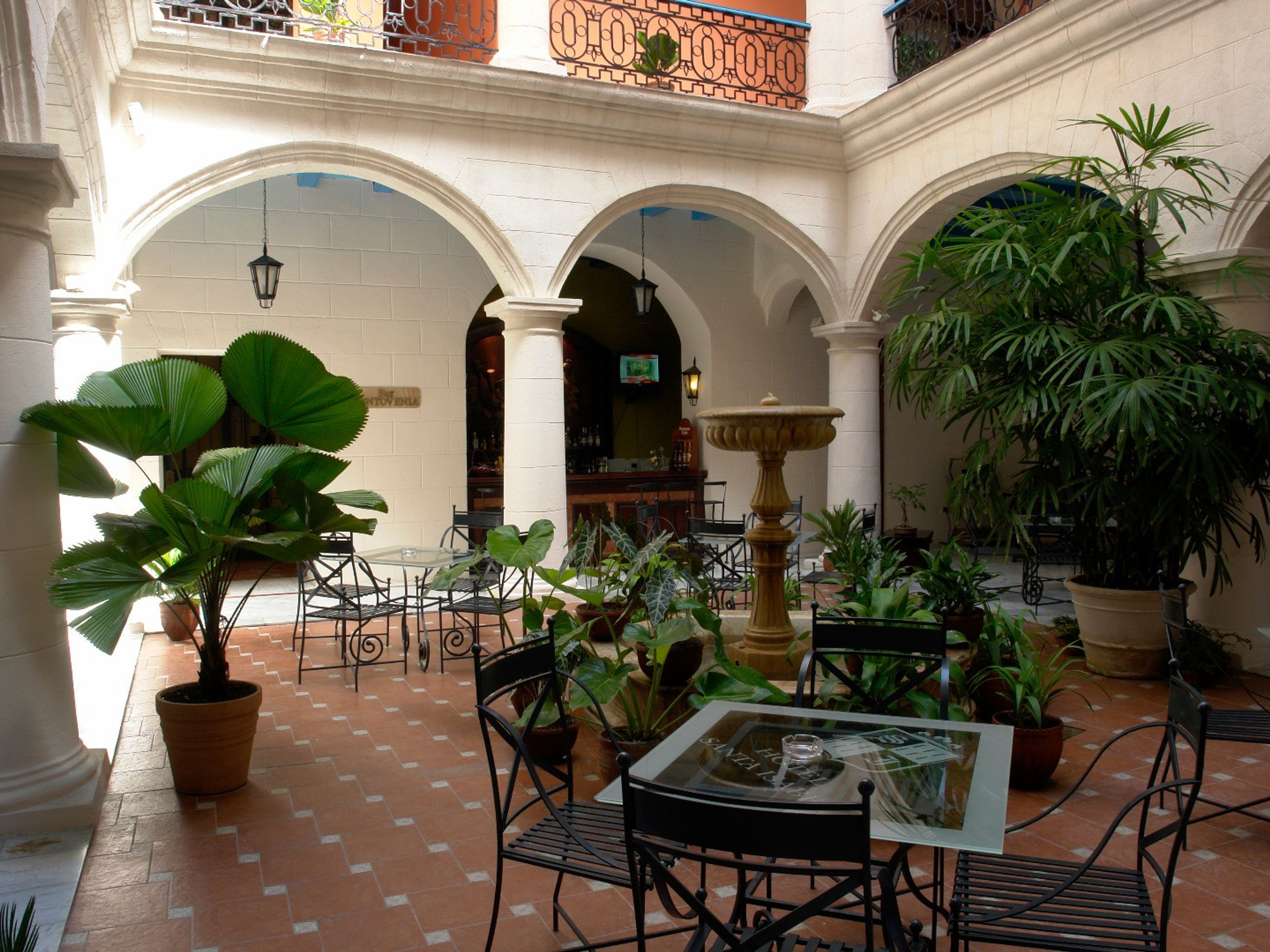 HABAGUANEX SANTA ISABEL HotelPatio Bar Santovenia