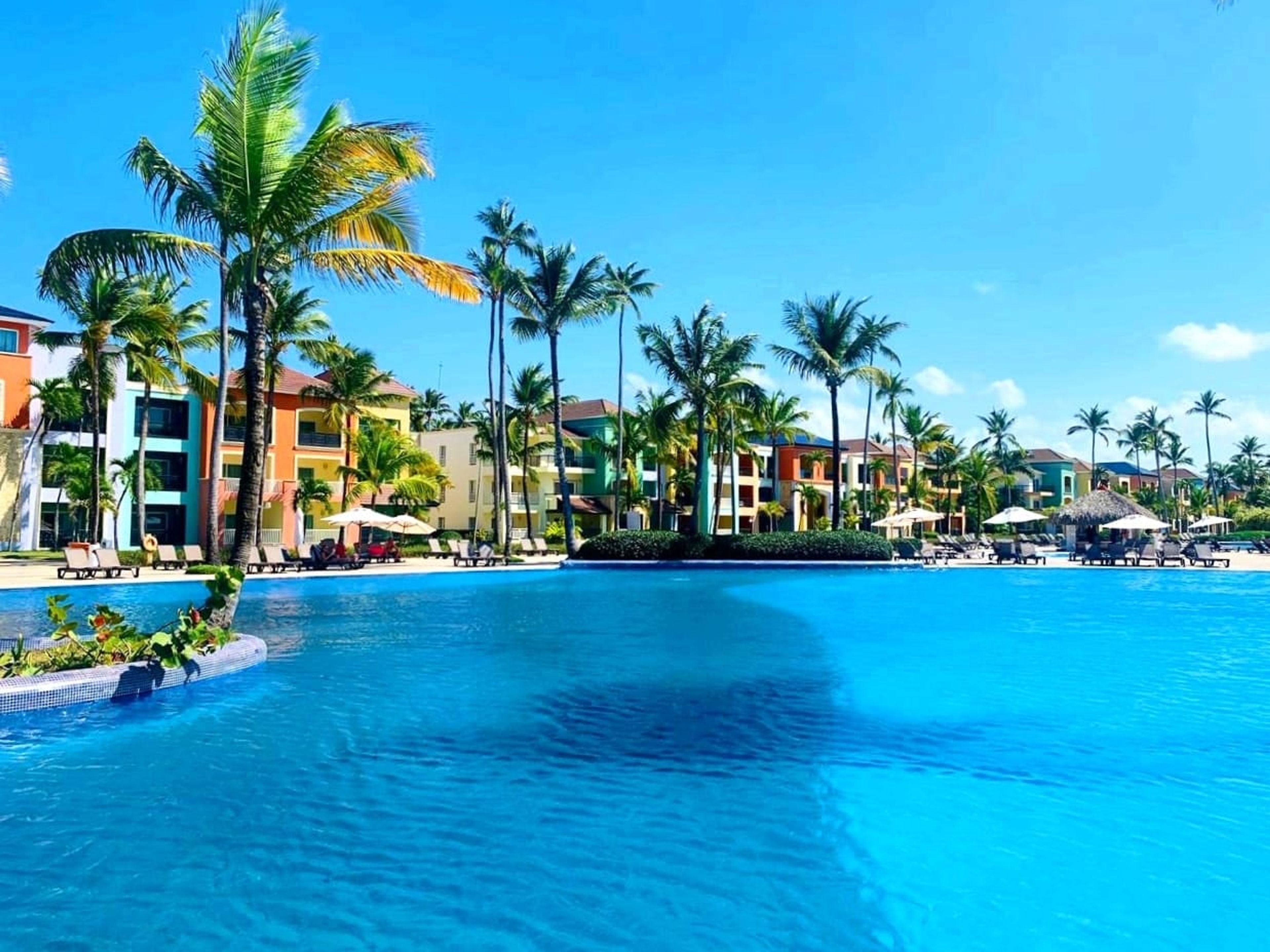 Hôtel OCEAN BLUE & SAND.Hotel's pool view.