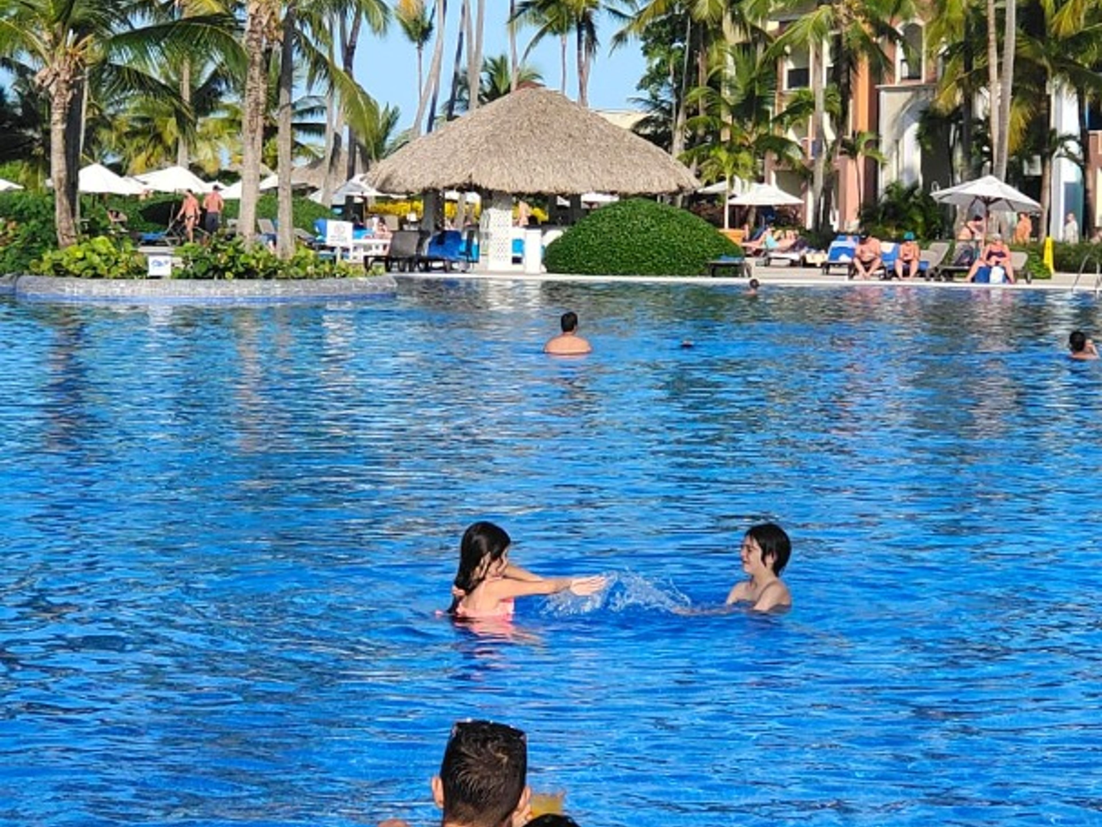 Hôtel OCEAN BLUE & SAND.Hotel's pool view.