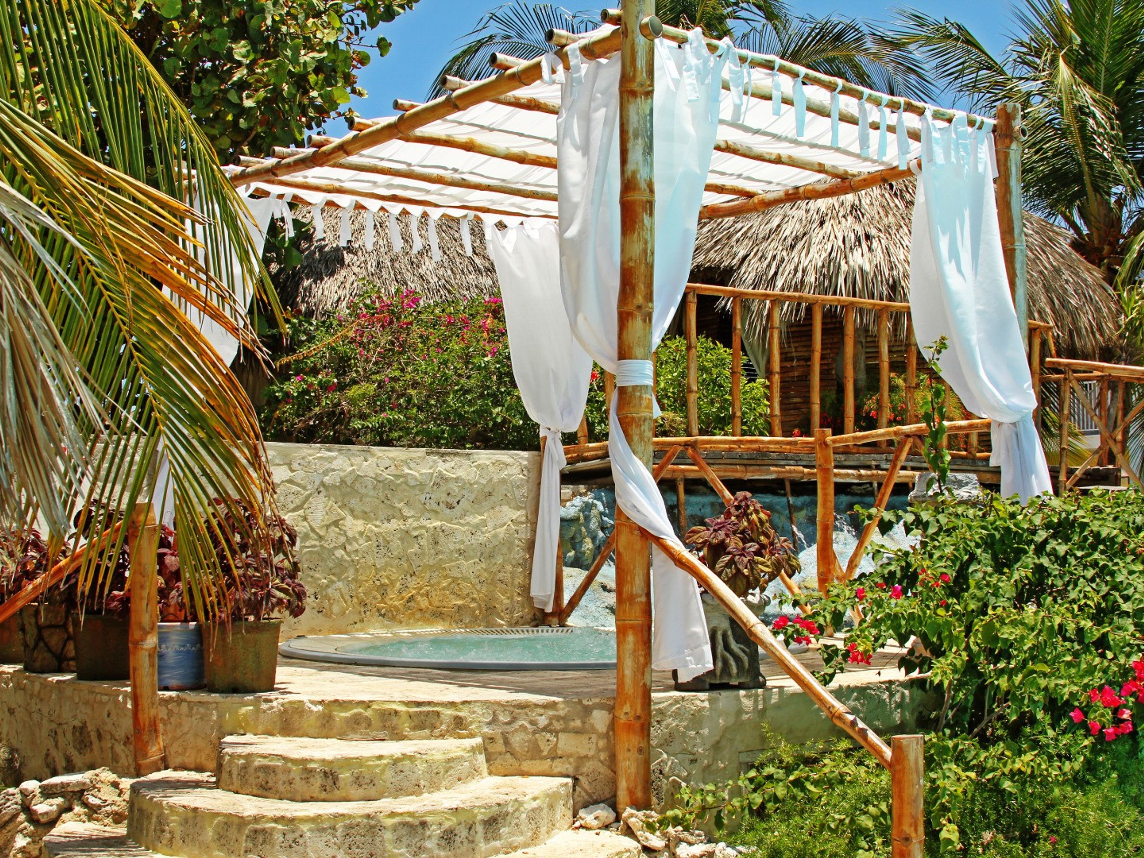 Hotel STARFISH CAYO LARGOHotel's outdoor jacuzzi view