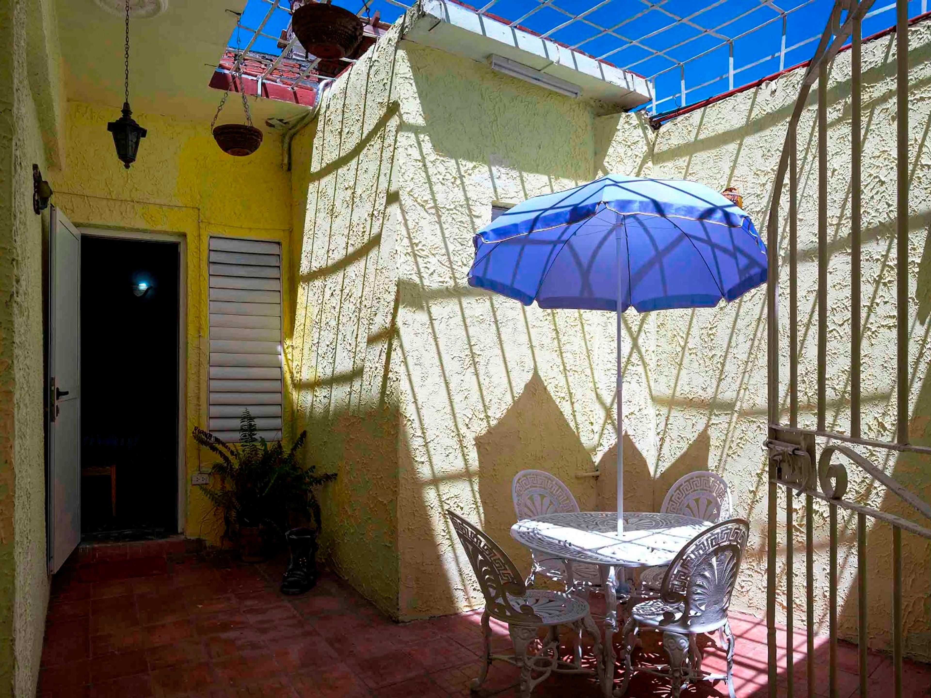 Hostal Cuba Libre, ABEL SANTA MARÍA (Lirio Blanco), No.378House's patio view