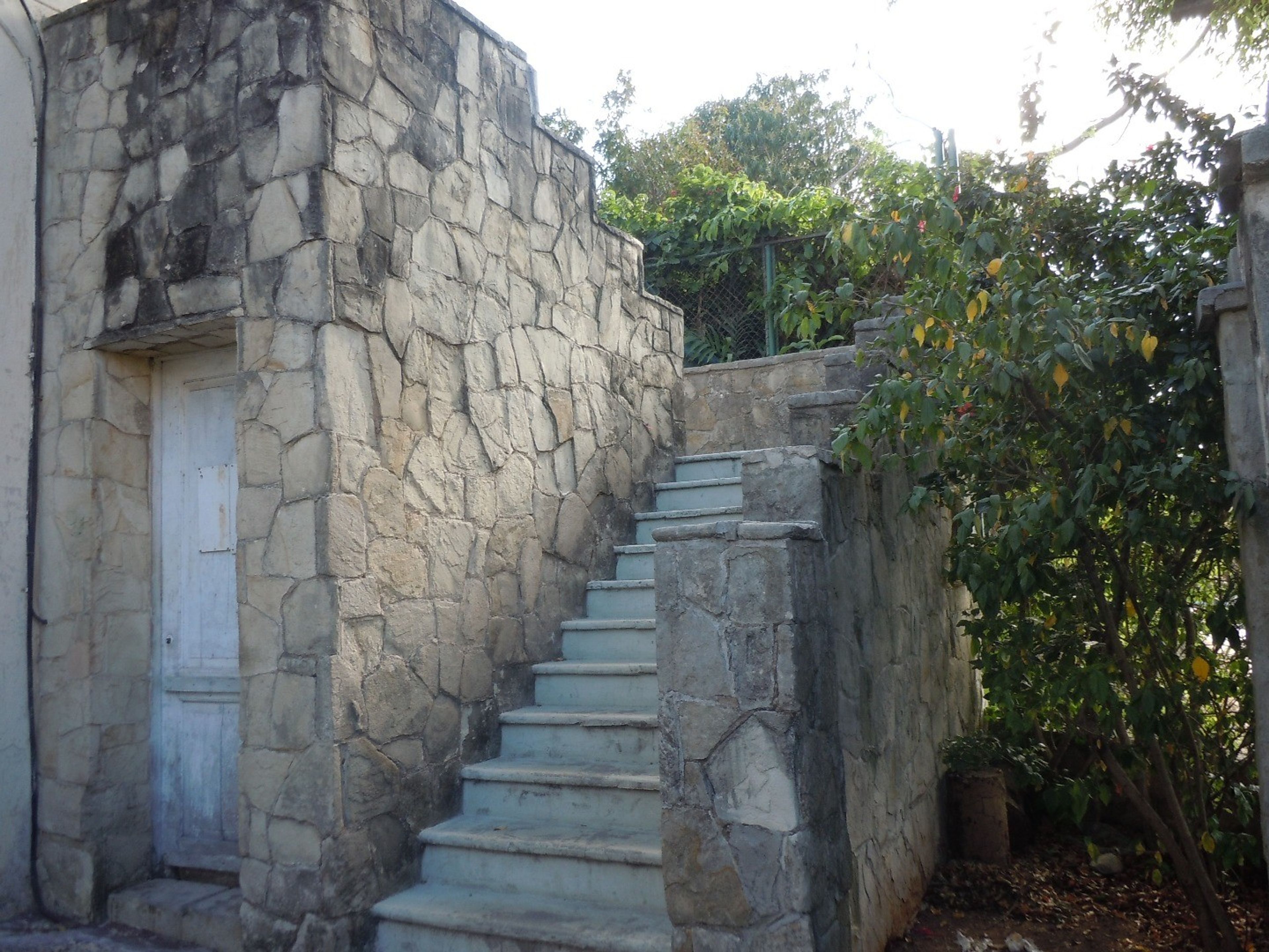 Дом Calle 13, CALLE 13, No. 1361House's entrance view