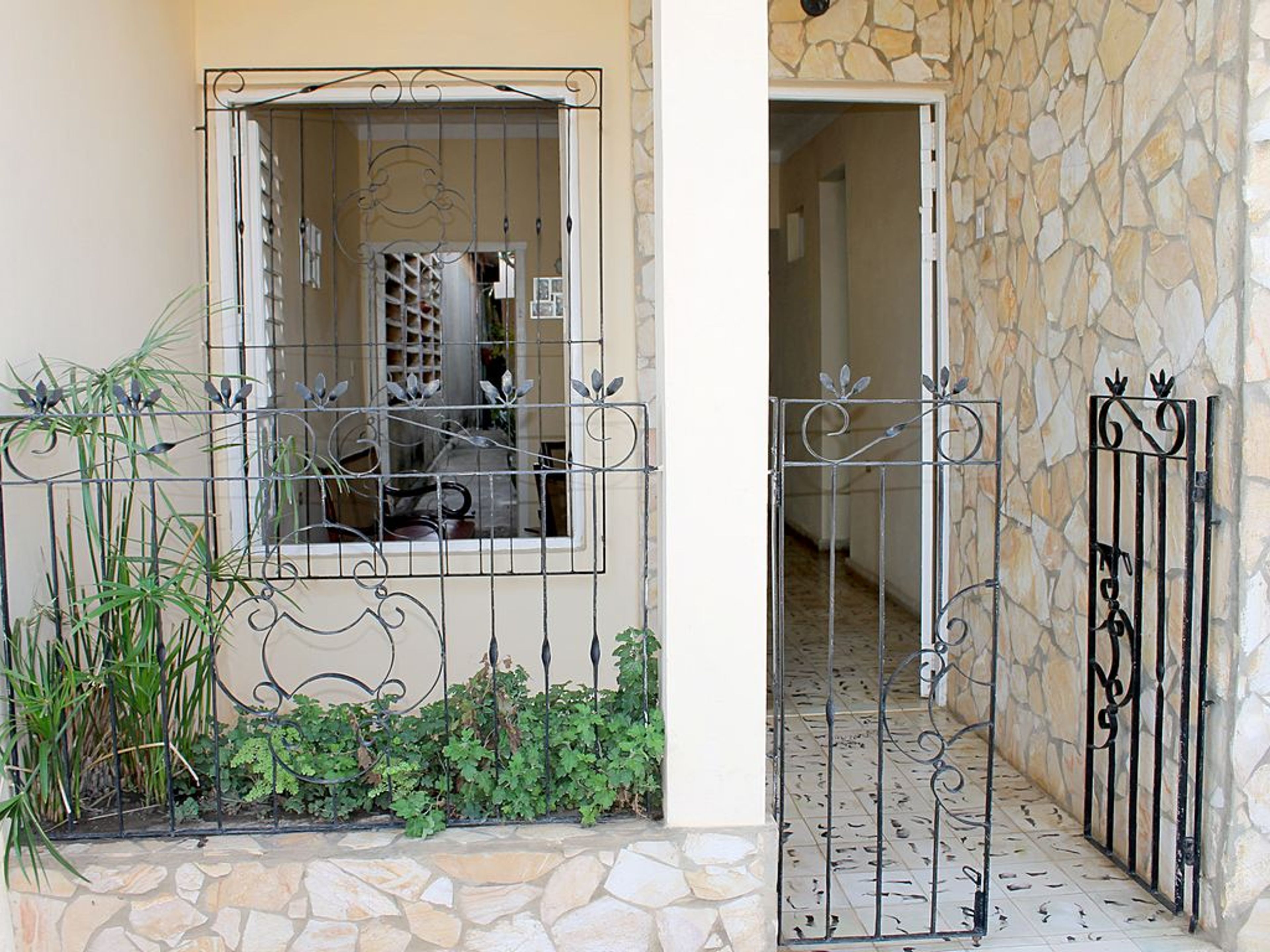 Casa Yiny, ANDRÉS BERRO (América), No.76House's entrance view