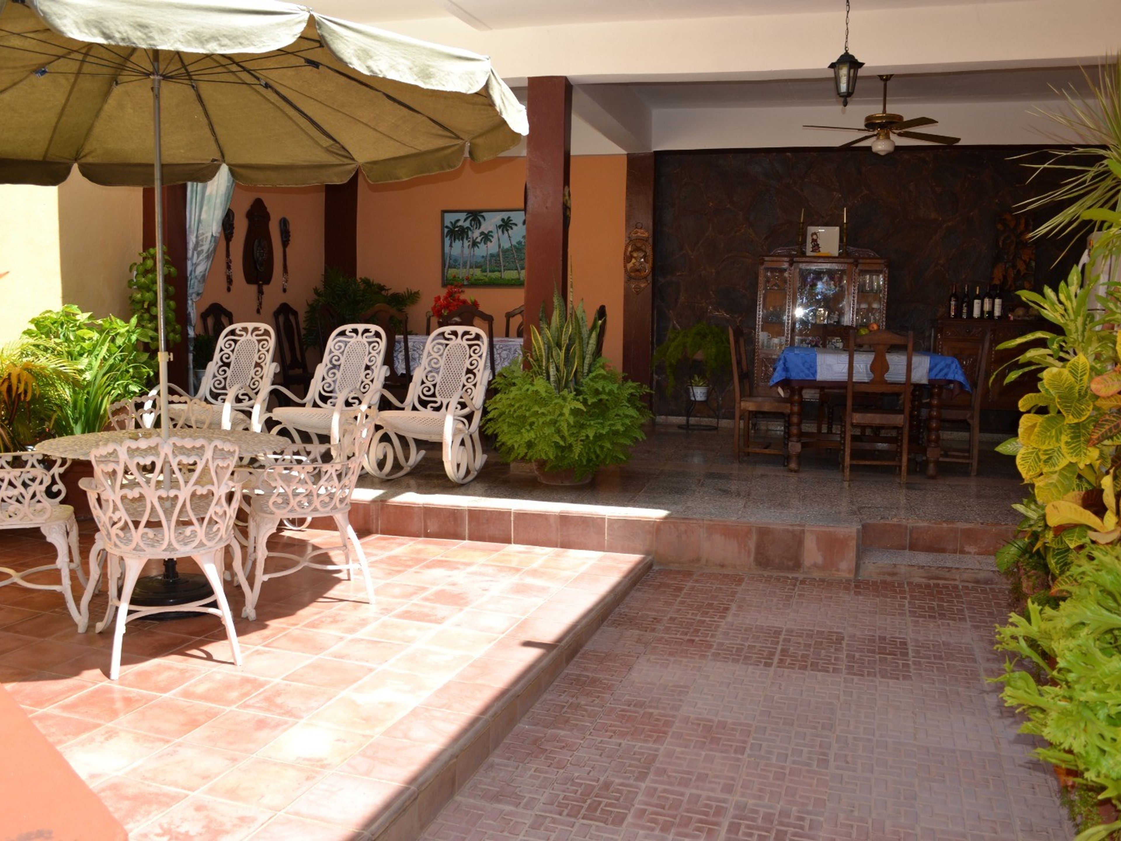 Hostal Nilda y Luis Grau, FRANCISCO J. ZERQUERA (Rosario), No. 270 - Inside patio view