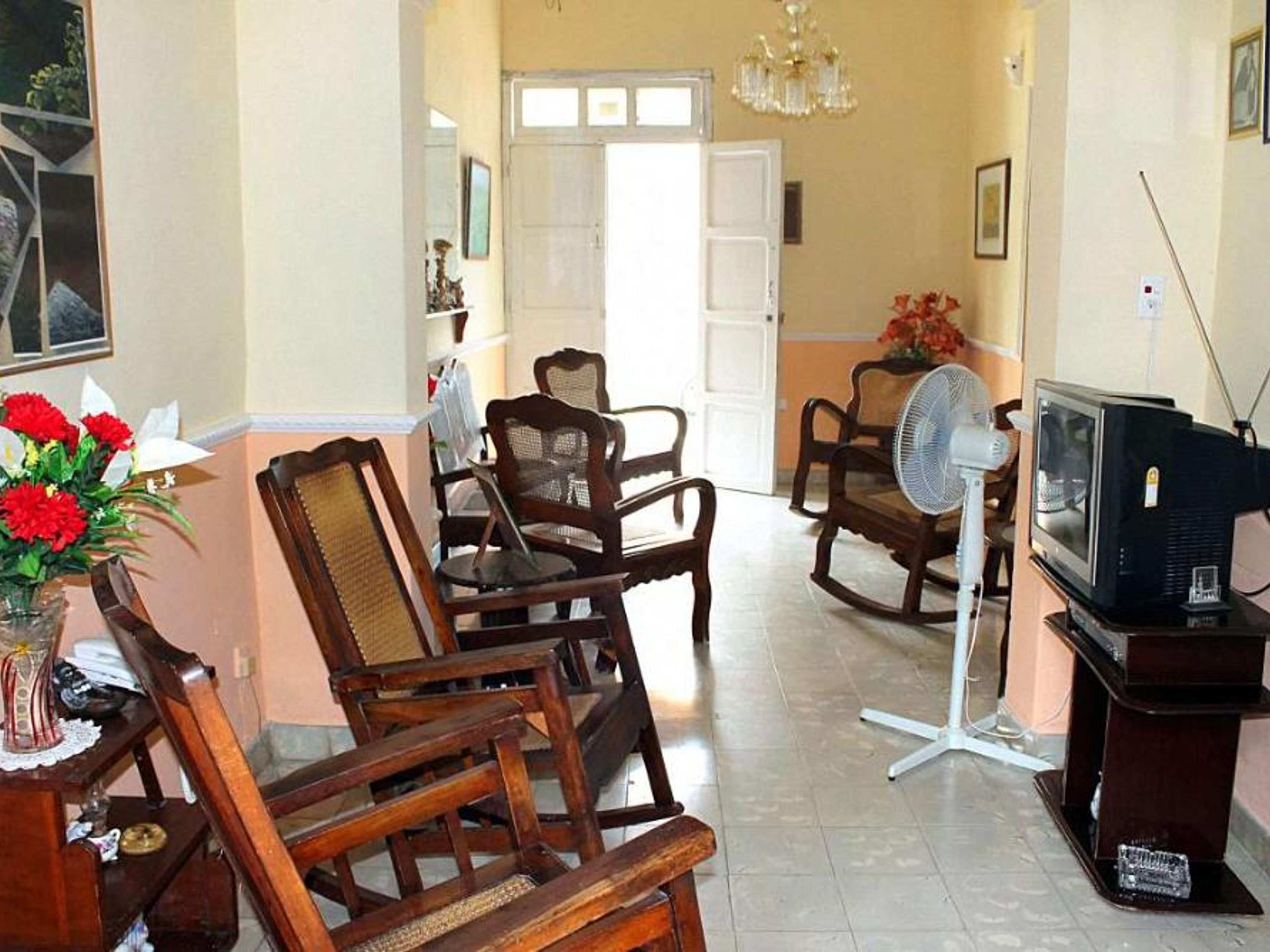 Hostal Orelyd, ABEL SANTAMARÍA (Lirio Blanco), No. 255House's living room