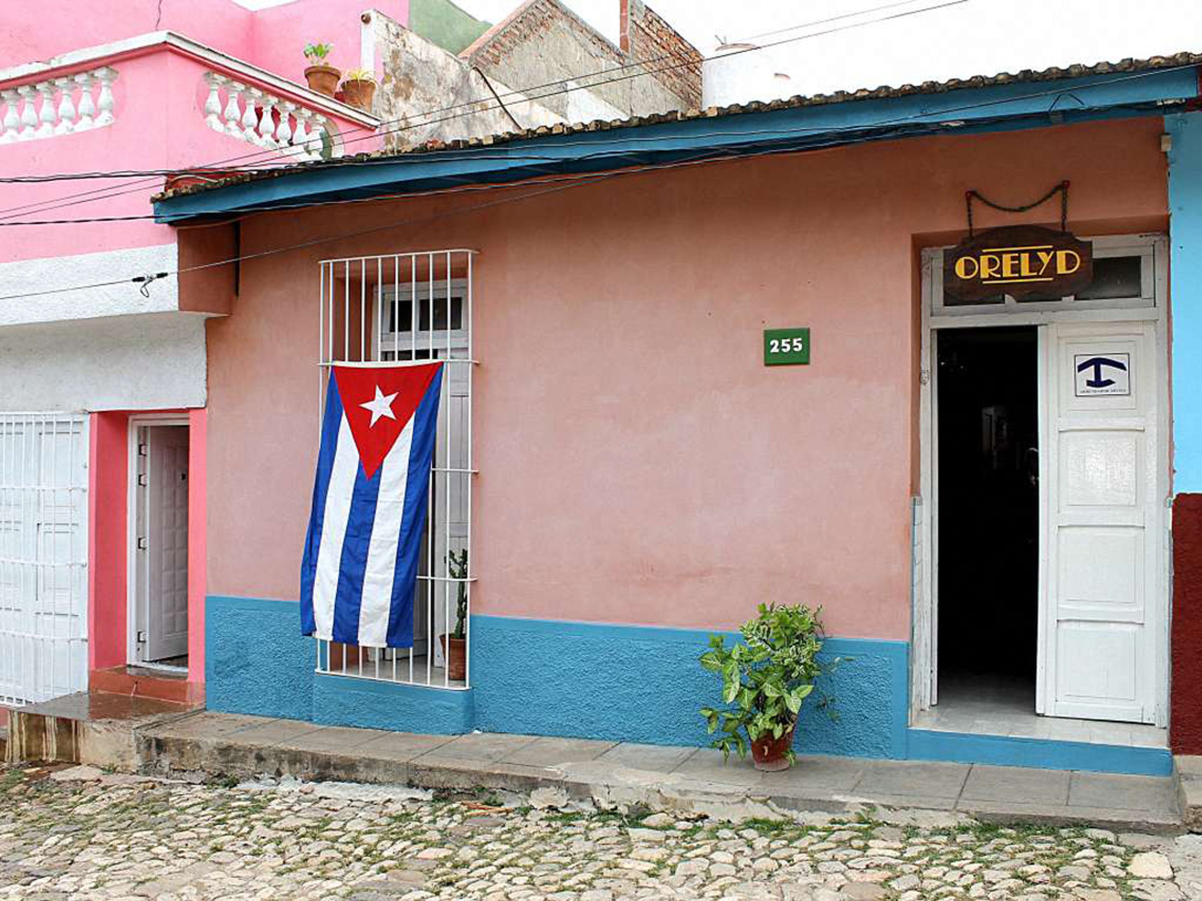 Hostal Orelyd, ABEL SANTAMARÍA (Lirio Blanco), No. 255