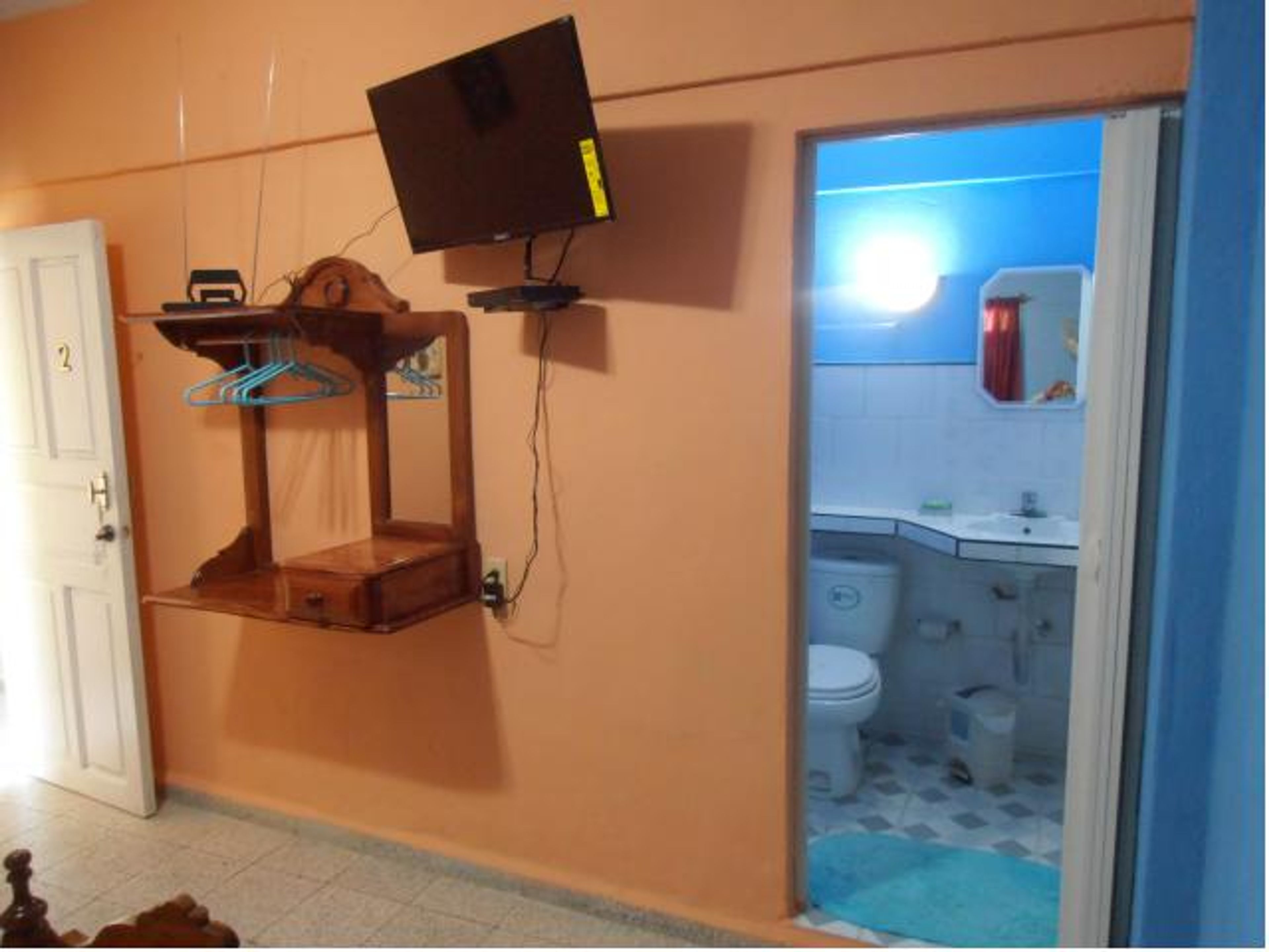 Hostal Hamilton, SERAFIN GARCIA, No. 260Room´s details