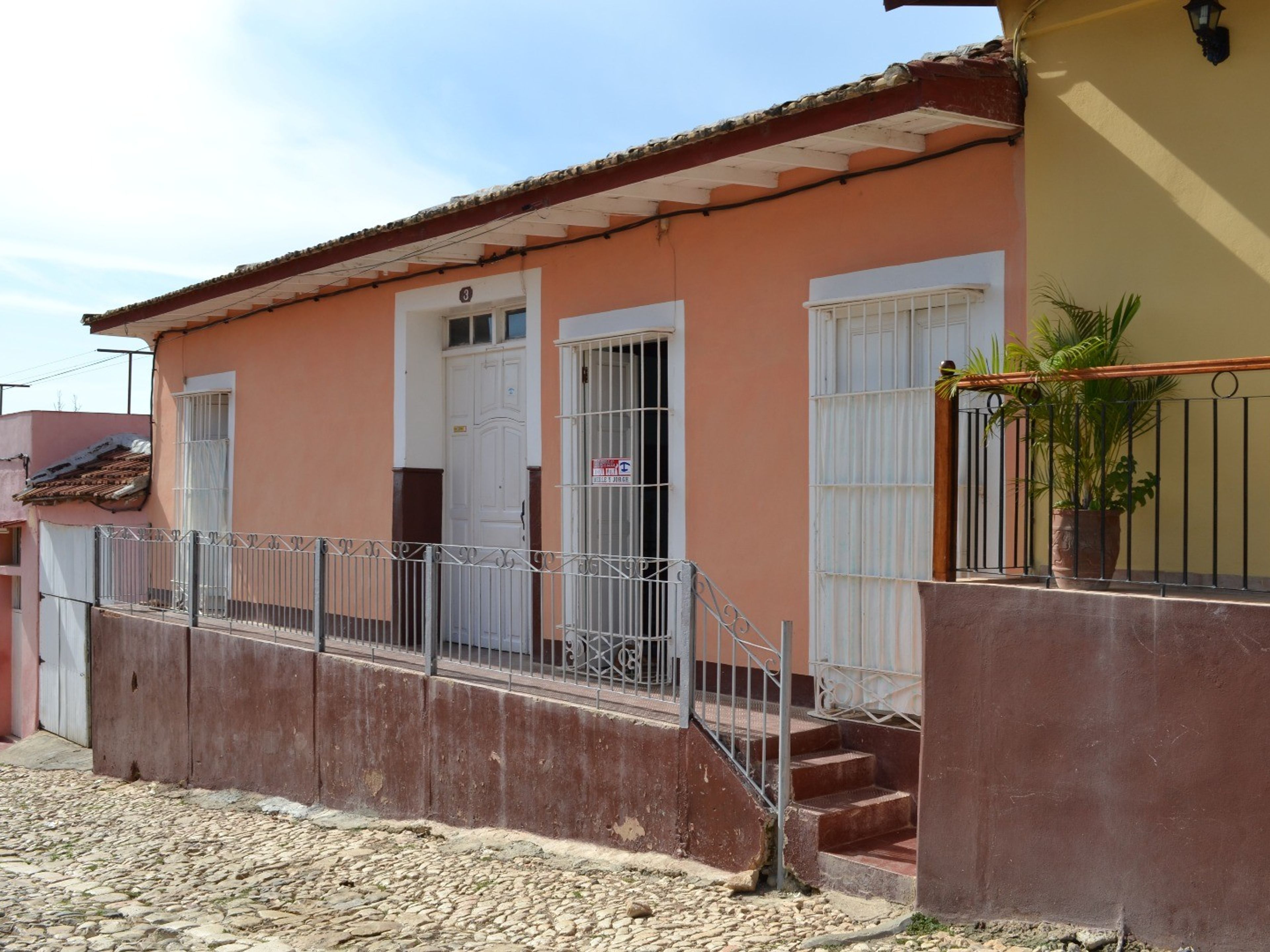Hostal Media Luna, ERNESTO V. MUÑOZ (Media Luna), No. 52