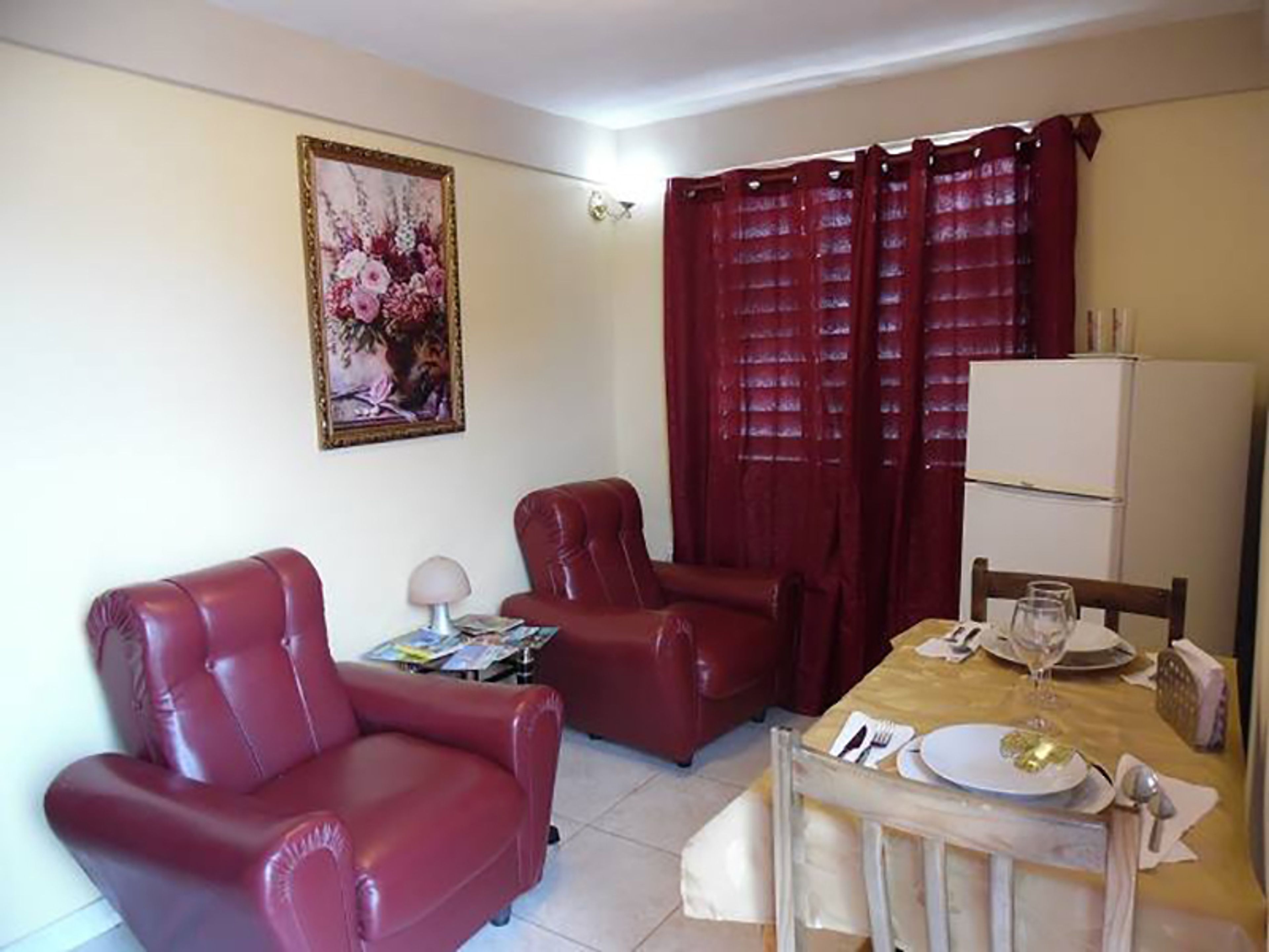 Casa La Ceiba D&L, REMIGIO RODRÍGUEZ, No.21 altosHouse's living and dinning room