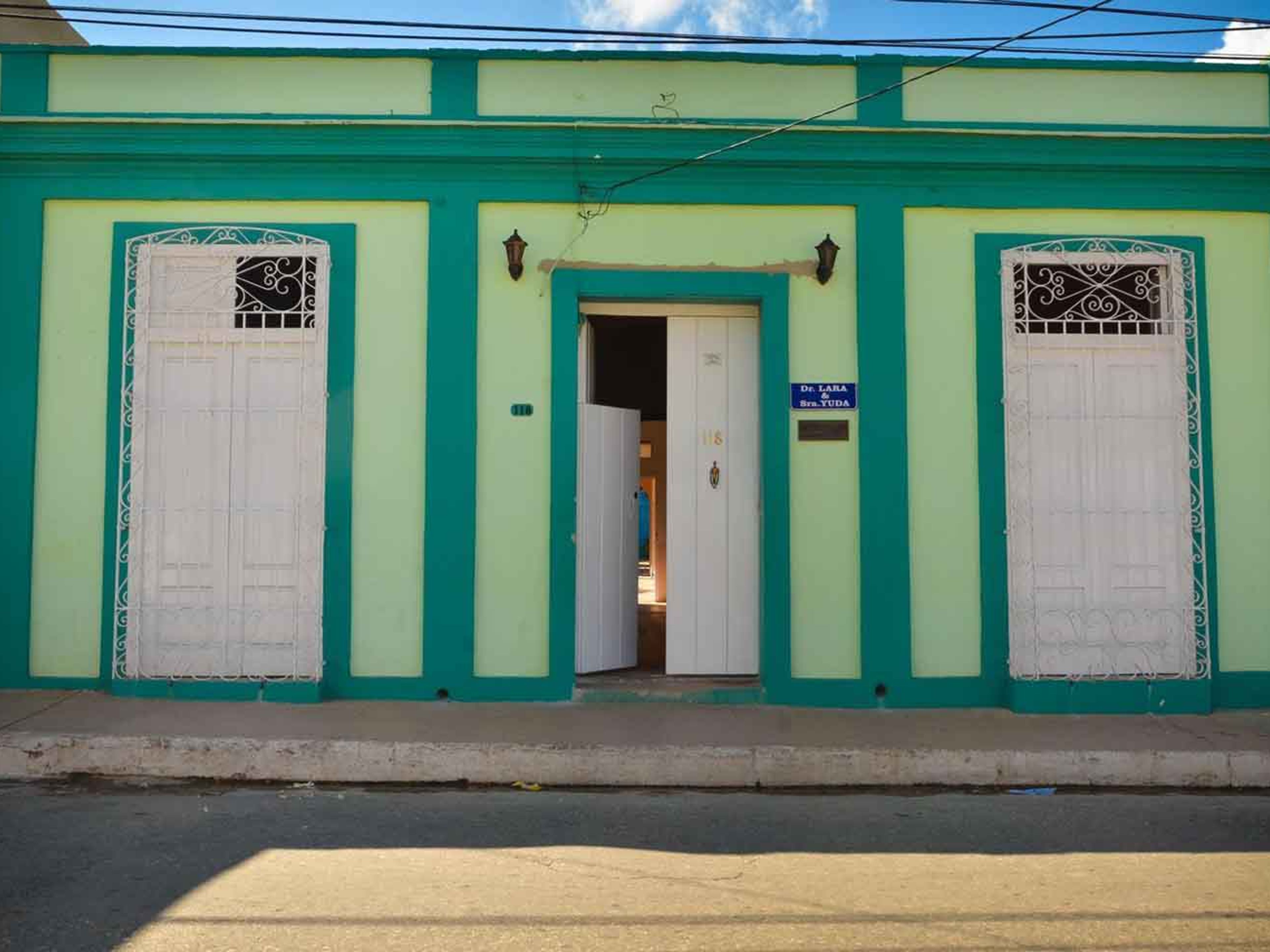 Hostal Dr. Lara y Sra. Yuda, CAMILO CIENFUEGOS (Santo Domingo), No. 118