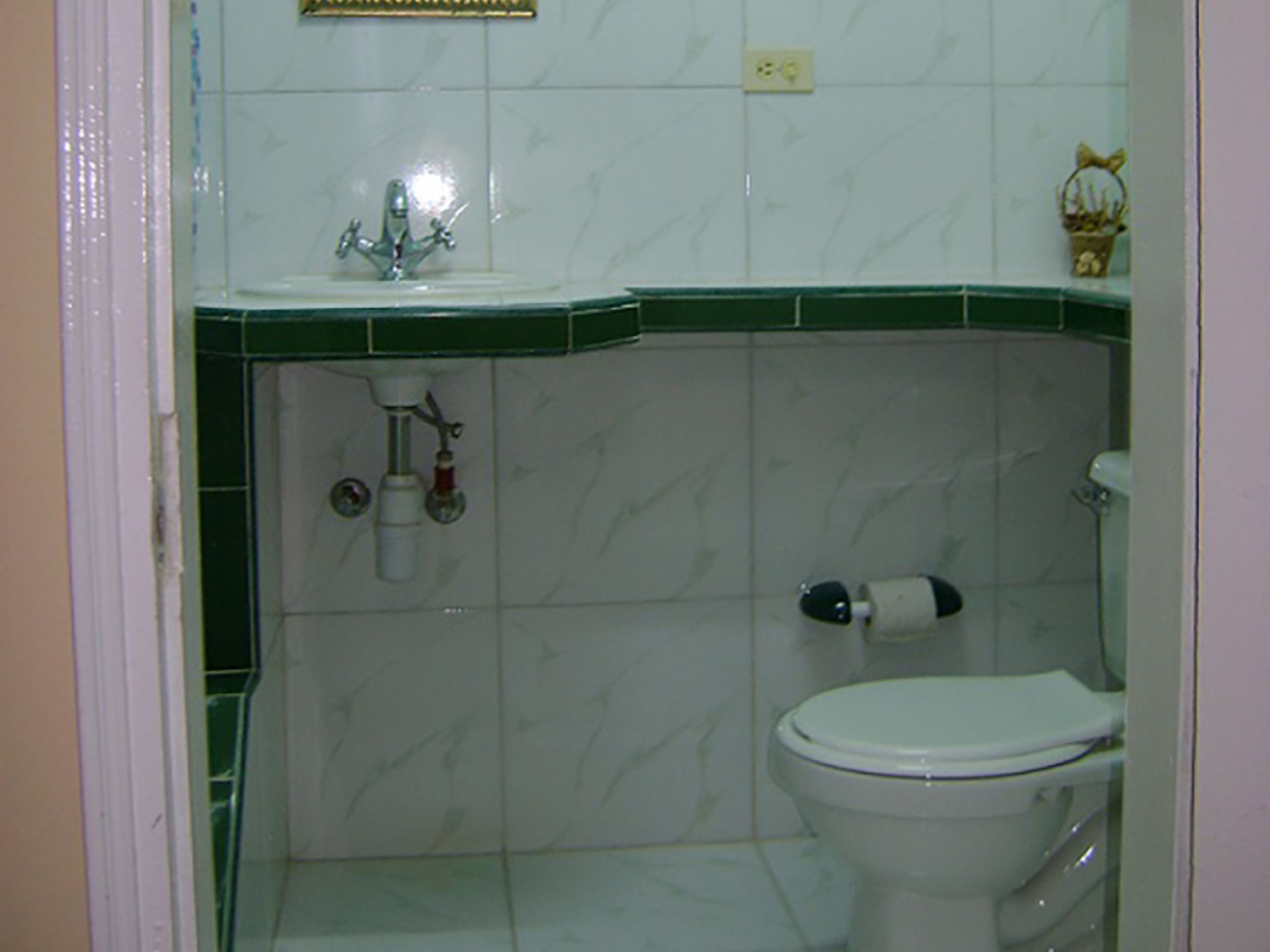 Hostal Tania y Adrian, AVENIDA 66, No. 3705Bathroom´s view