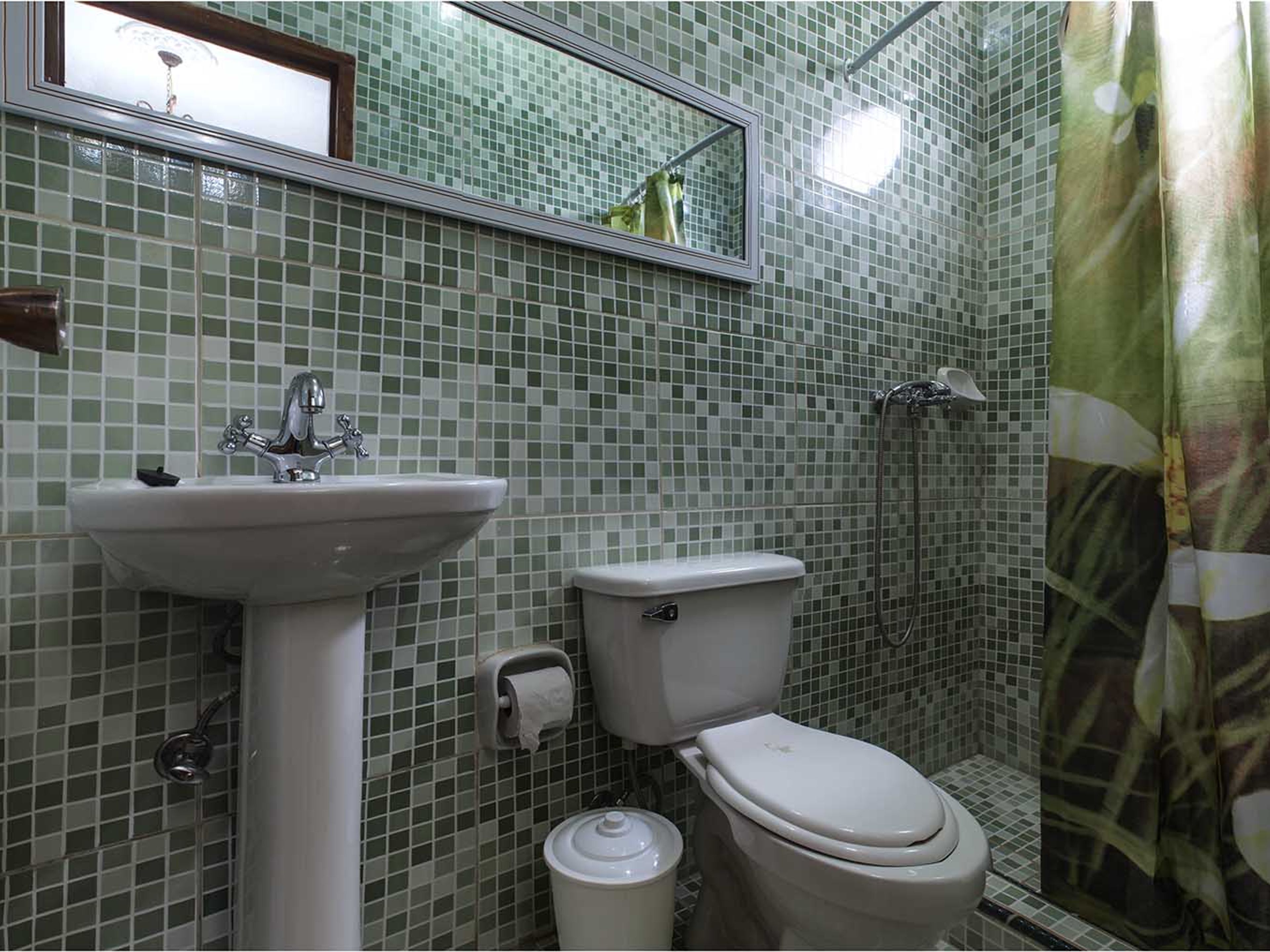 Hostal Enyo, CALLEJÓN DEL AGUACATE (Pedro Zerquera), No. 323Bathroom's view