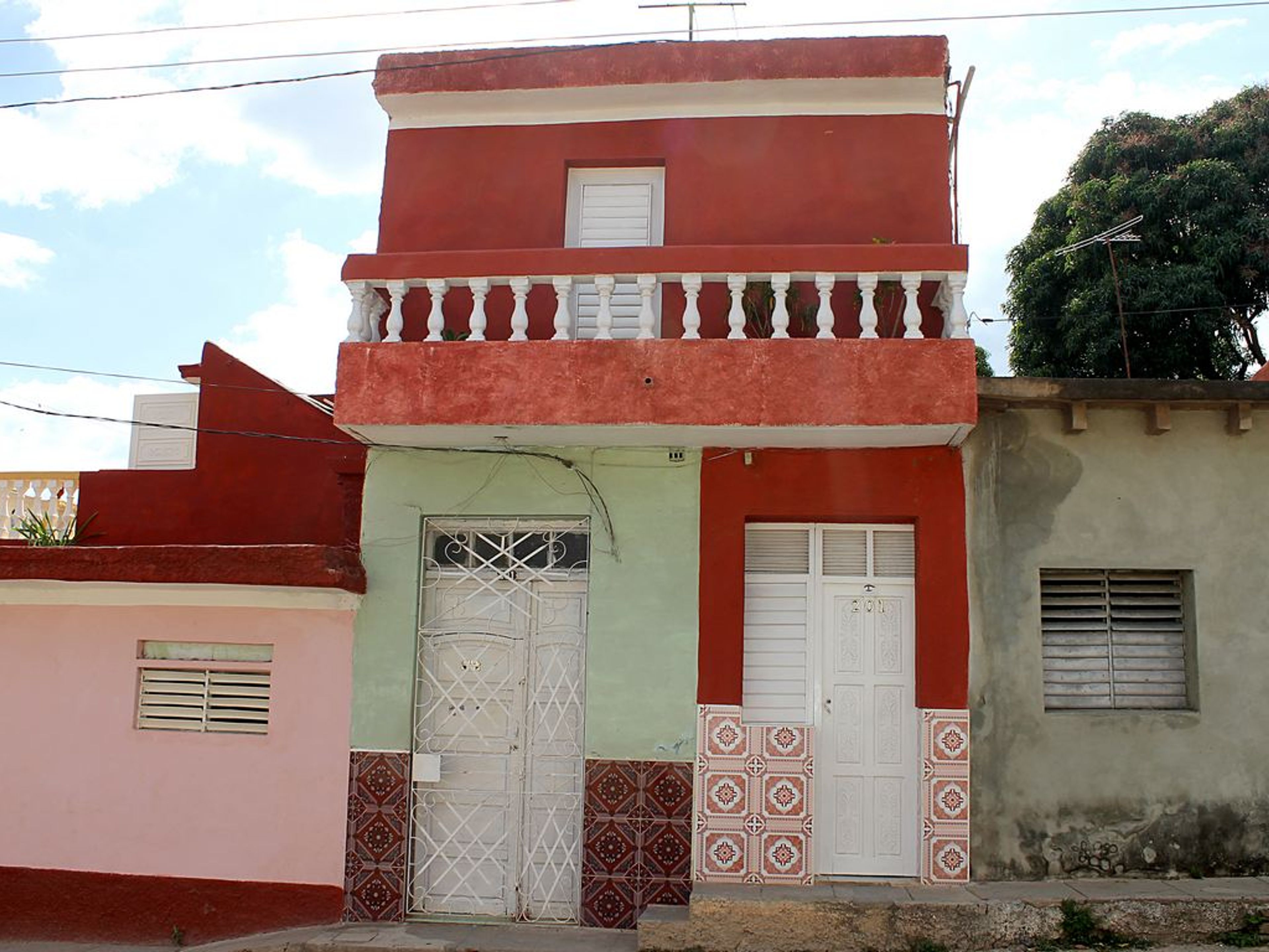 Casa Ángela y Sergio, JULIO ANTONIO MELLA (Las Guásimas), No. 201