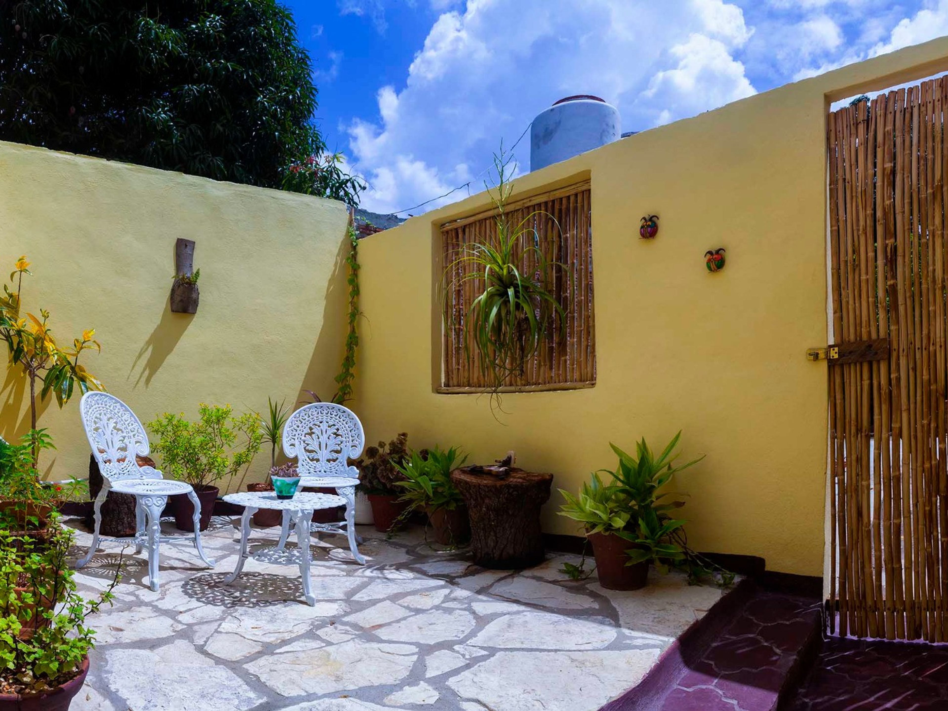 Hostal Morffi, FRANK PAÍS (Del Carmen), No. 172House's inside patio view
