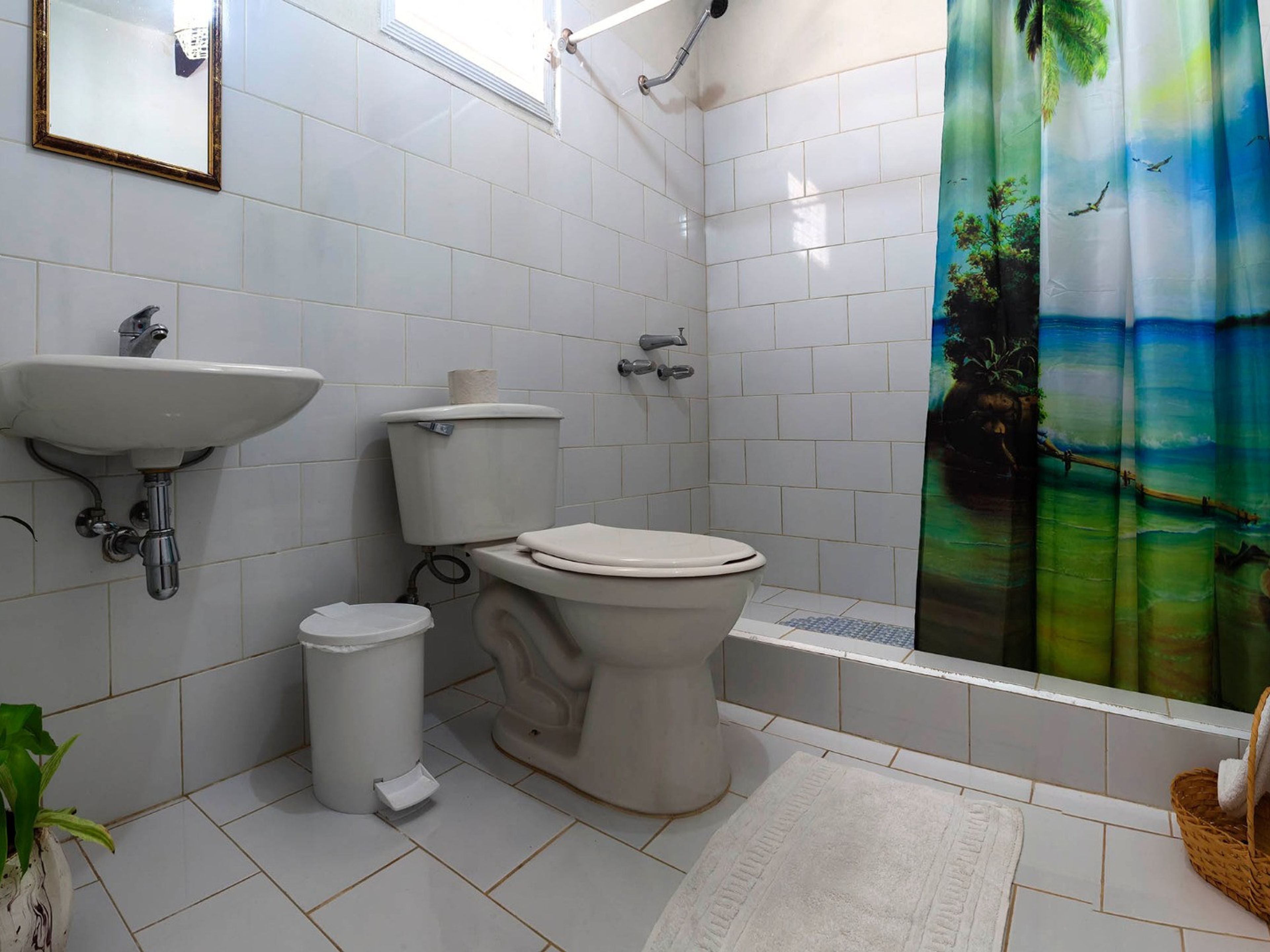 Hostal Morffi, FRANK PAÍS (Del Carmen), No. 172Bathroom's view