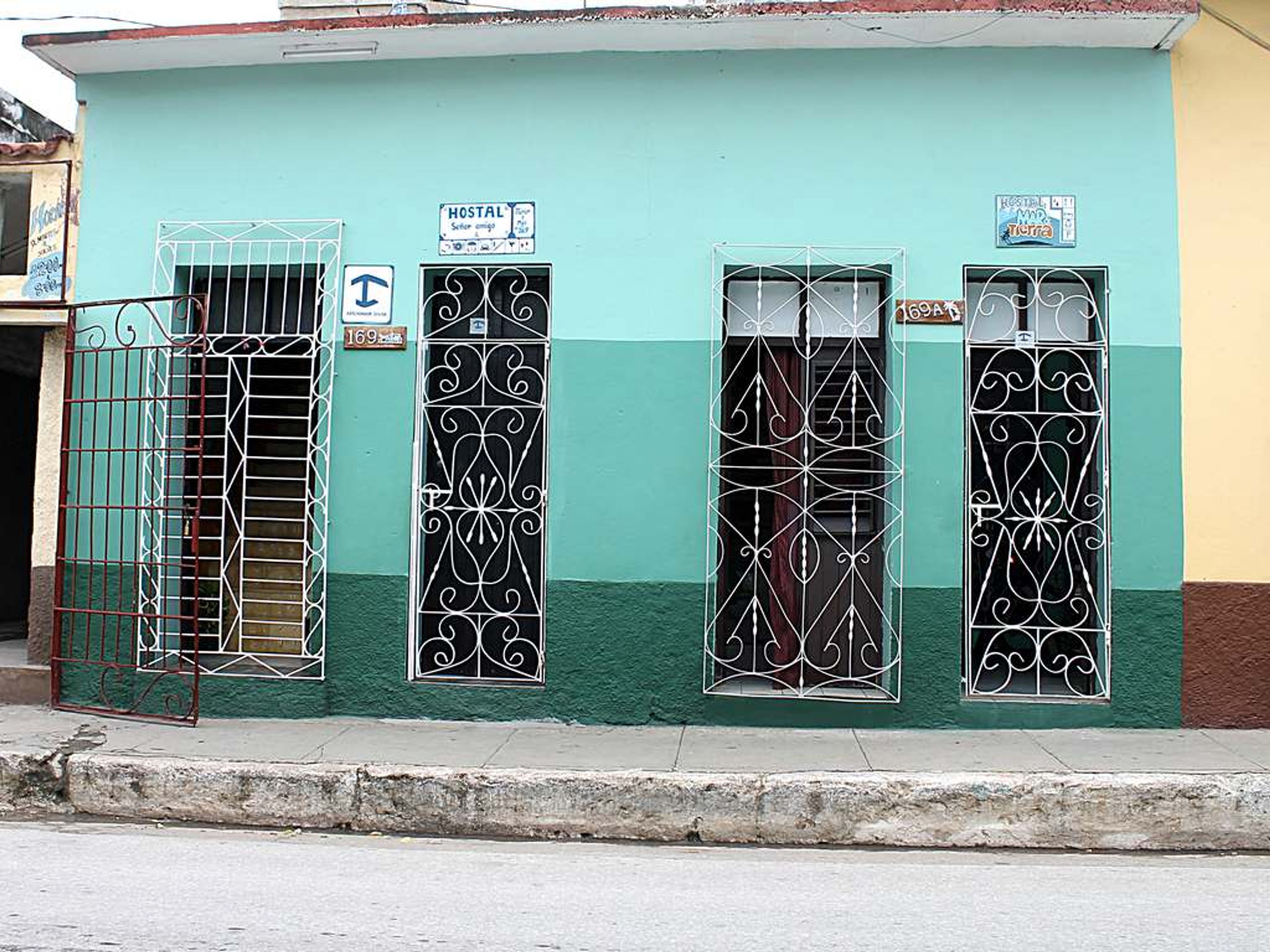 Hostal Mar y Tierra, CAMILO CIENFUEGOS (Santo Domingo), No. 169