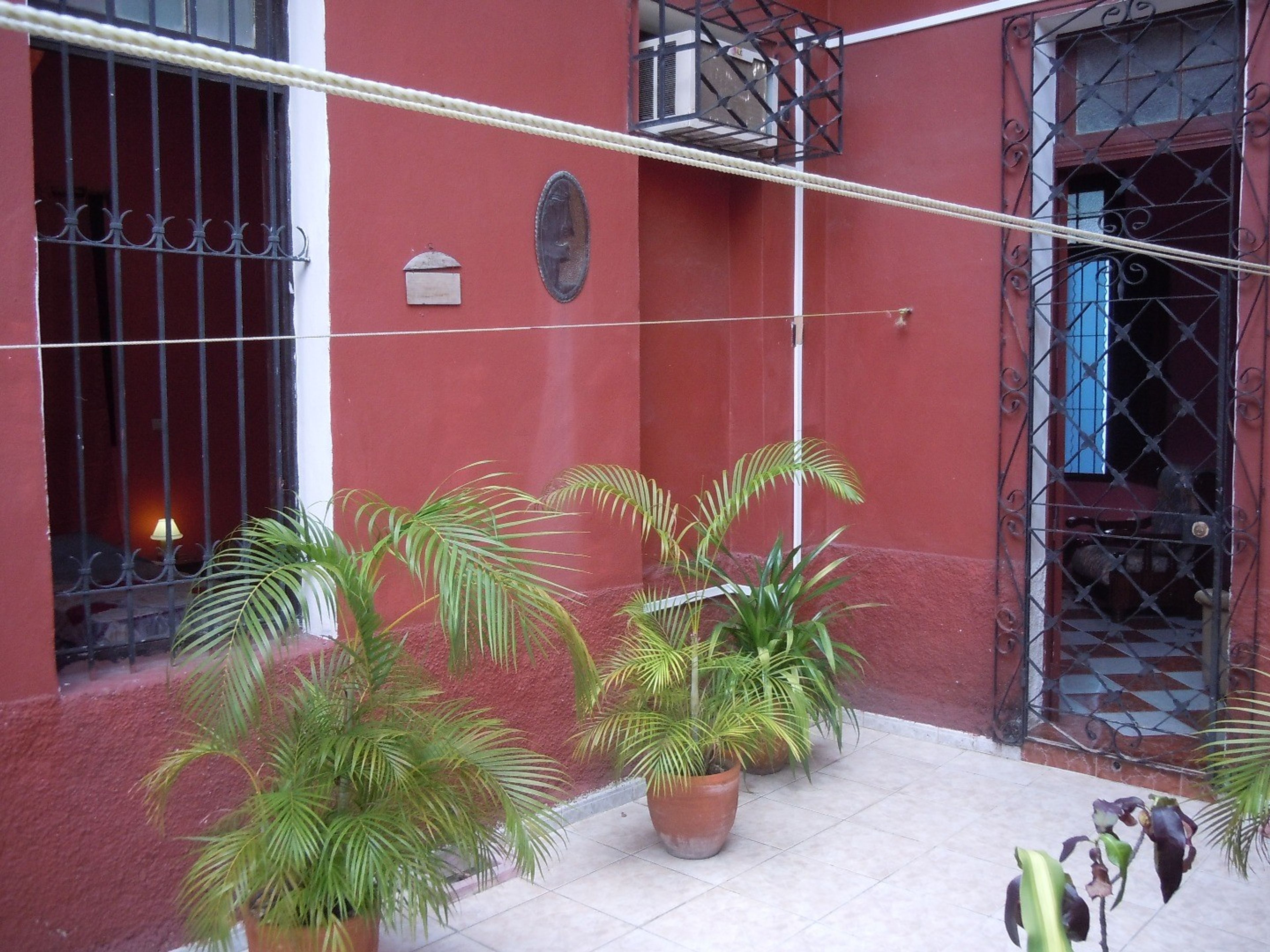 Дом Havana Inns, LACRET, No. 557House's inside patio view