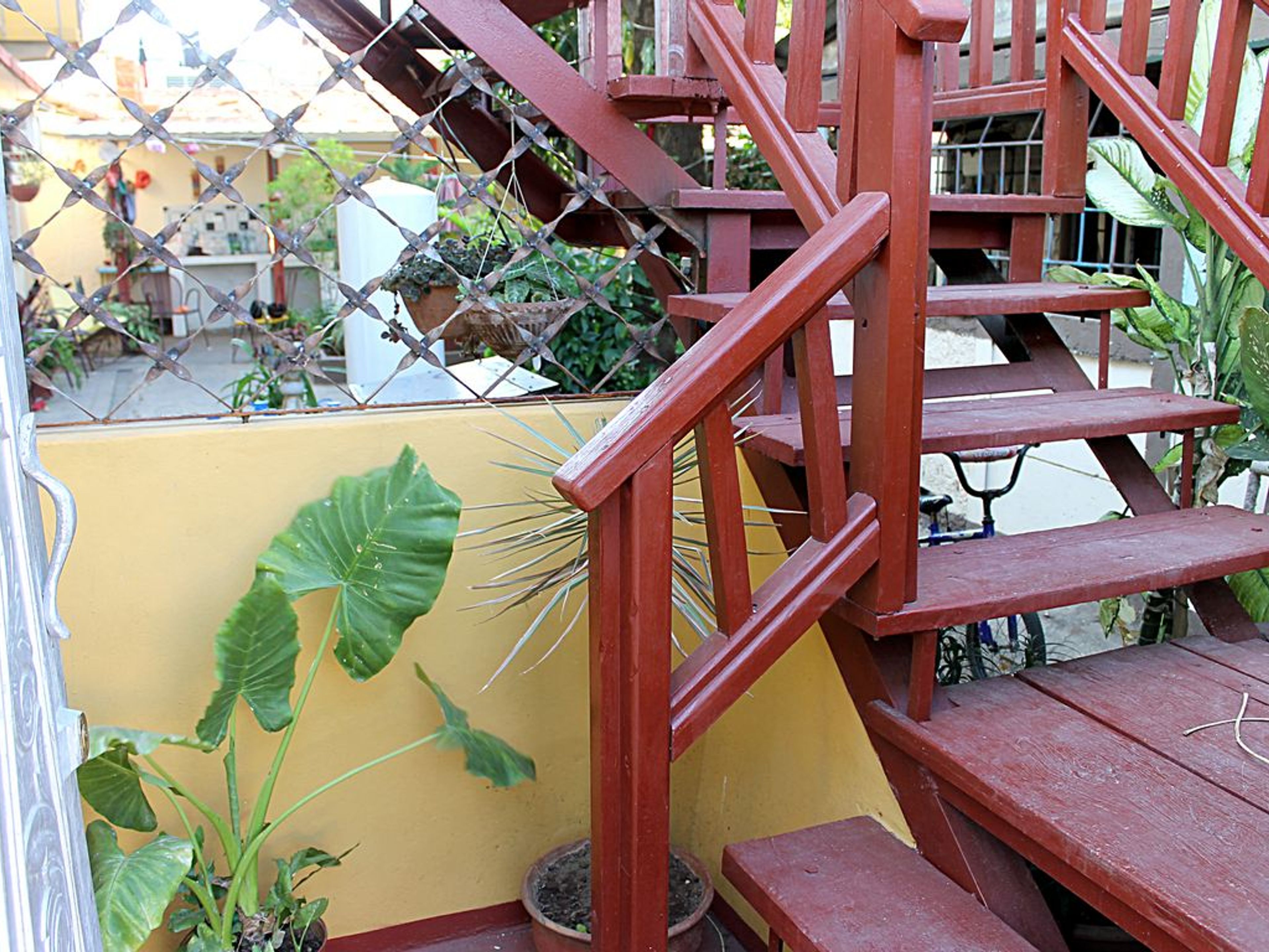La Maison Mainegra, MANUEL FAJARDO (Callejón de San Miguel ), No.105House's second level access