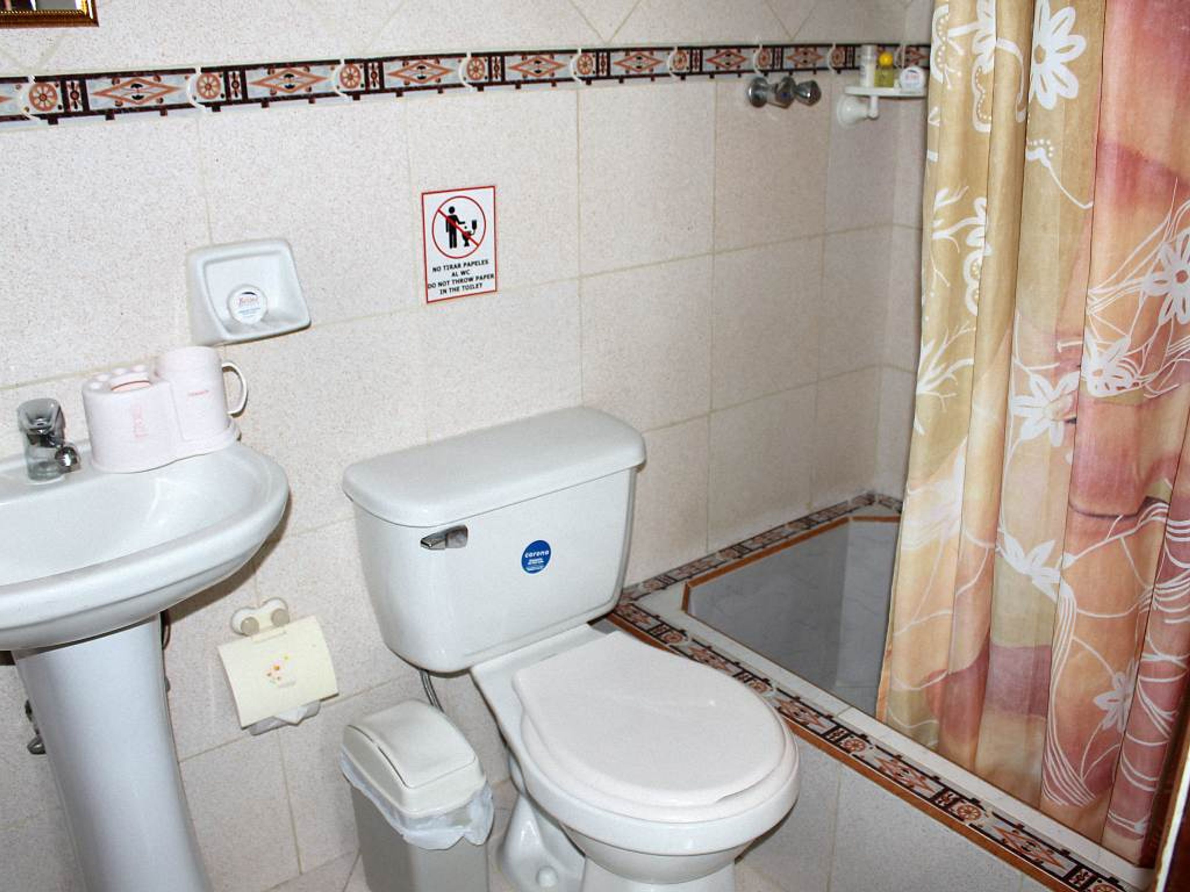 Hostal Doña Charo, JOSÉ MARTÍ (Jesús María), No. 413 - Bathroom's view
