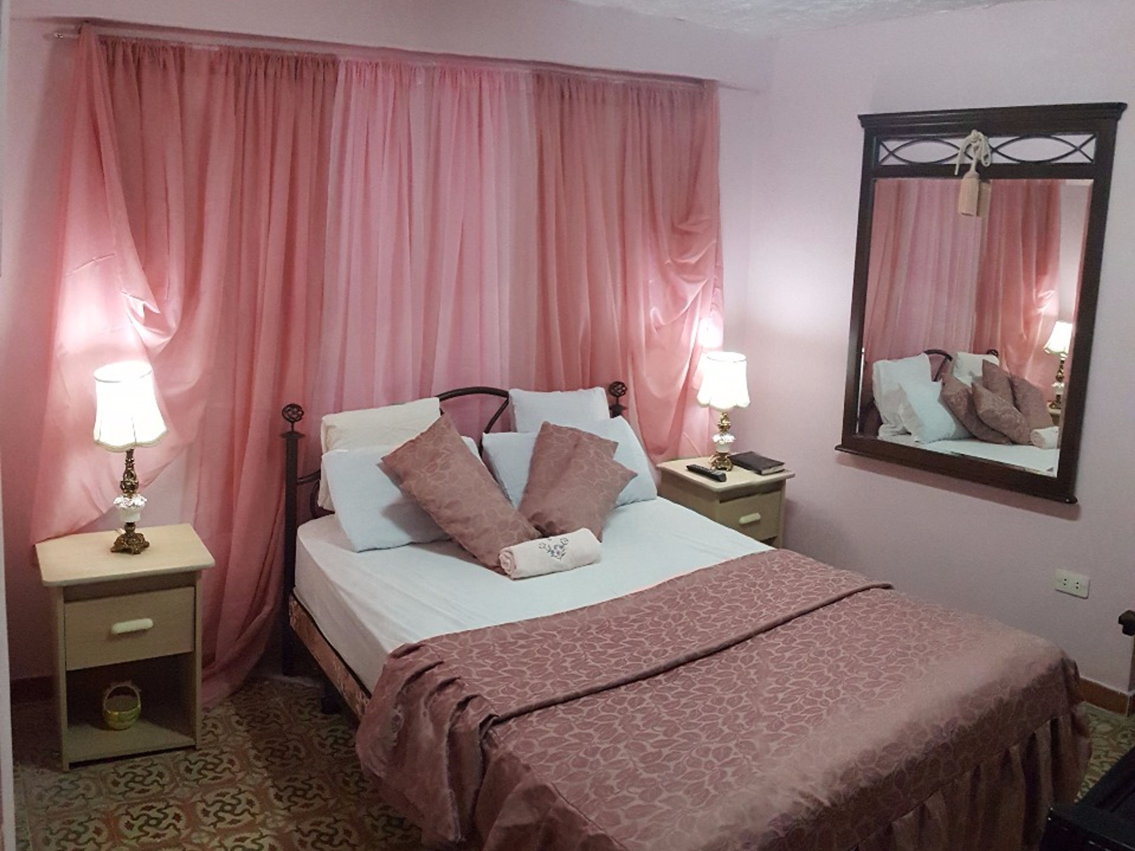 Casa Colonial Biani y Lessi, LEALTAD, No.259 (bajos)Pink room view