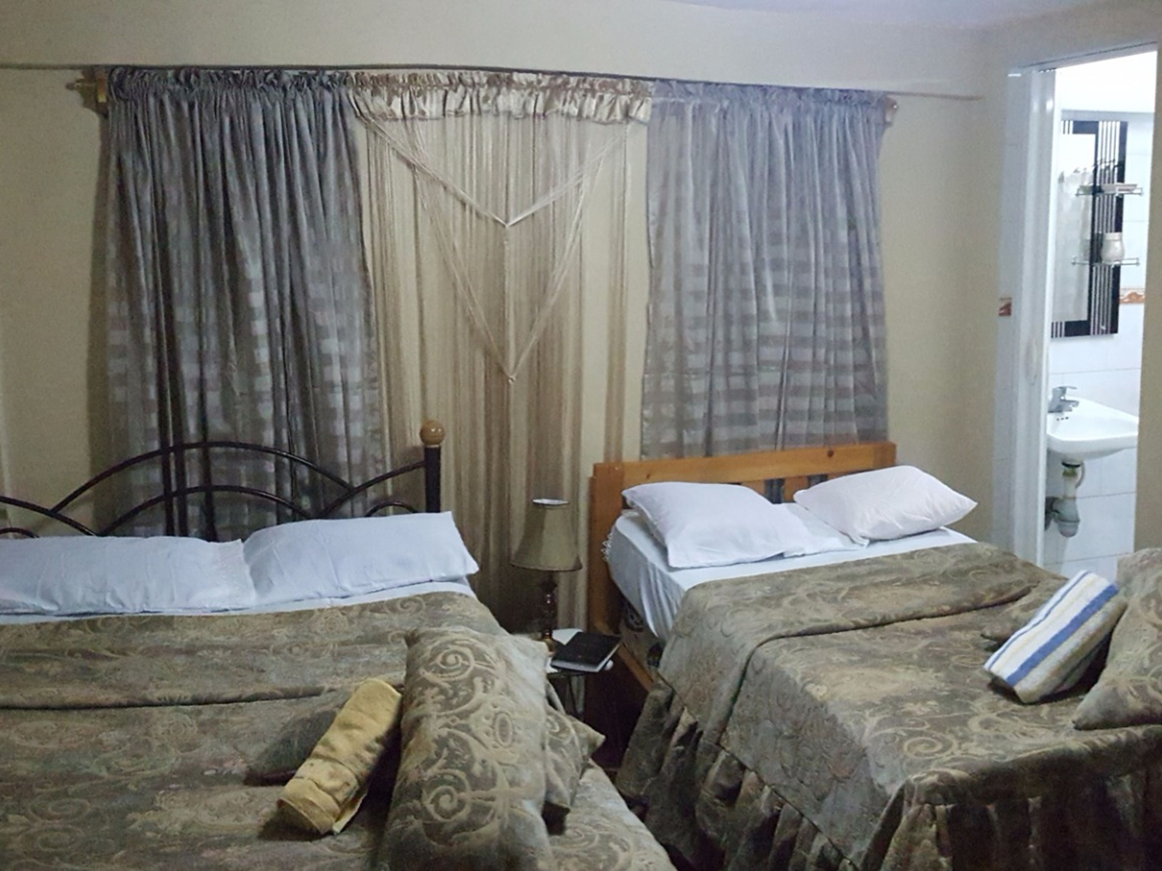 Casa Colonial Biani y Lessi, LEALTAD, No.259 (bajos)Beige room view
