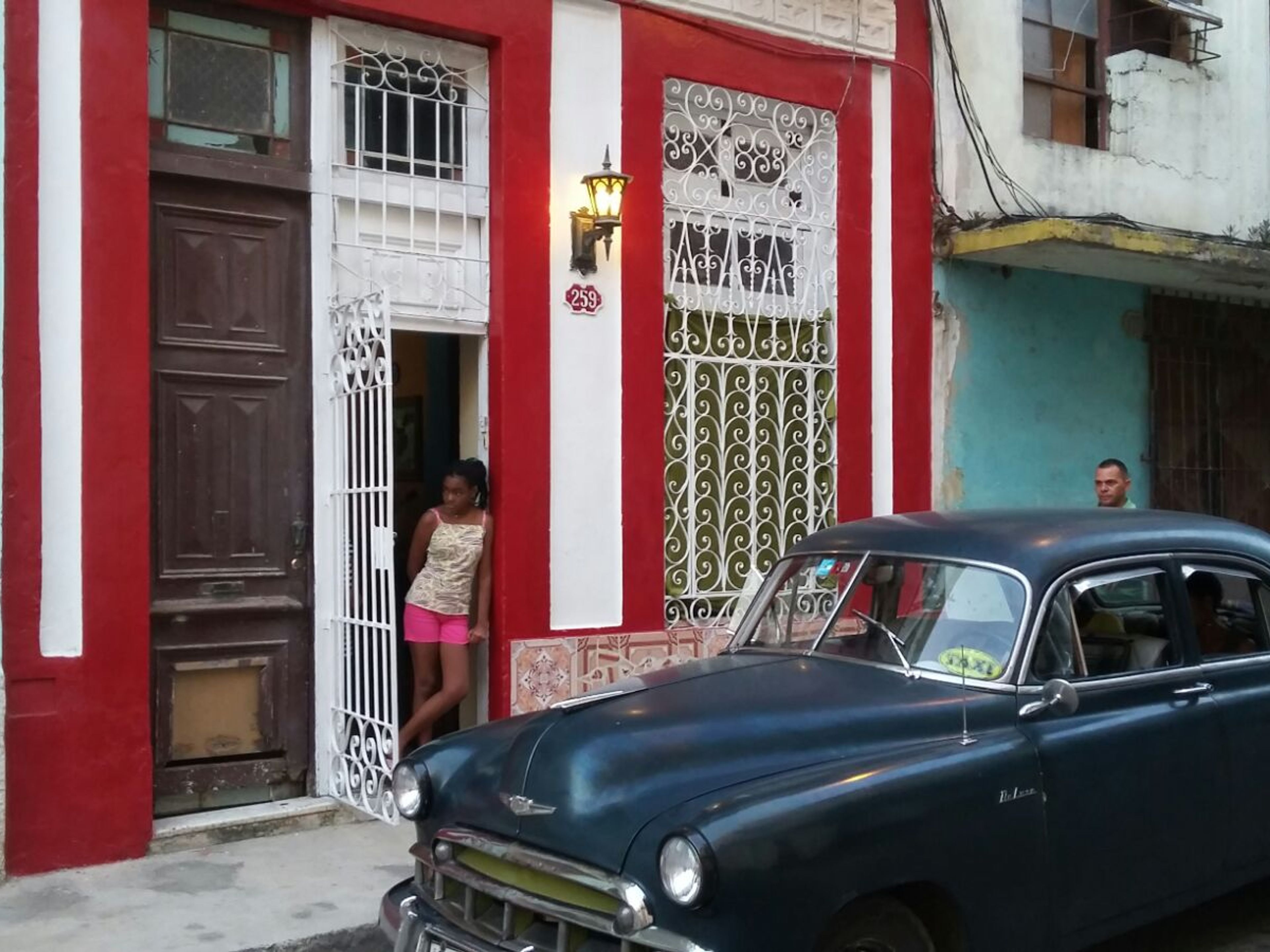 Casa Colonial Biani y Lessi, LEALTAD, No.259 (bajos)