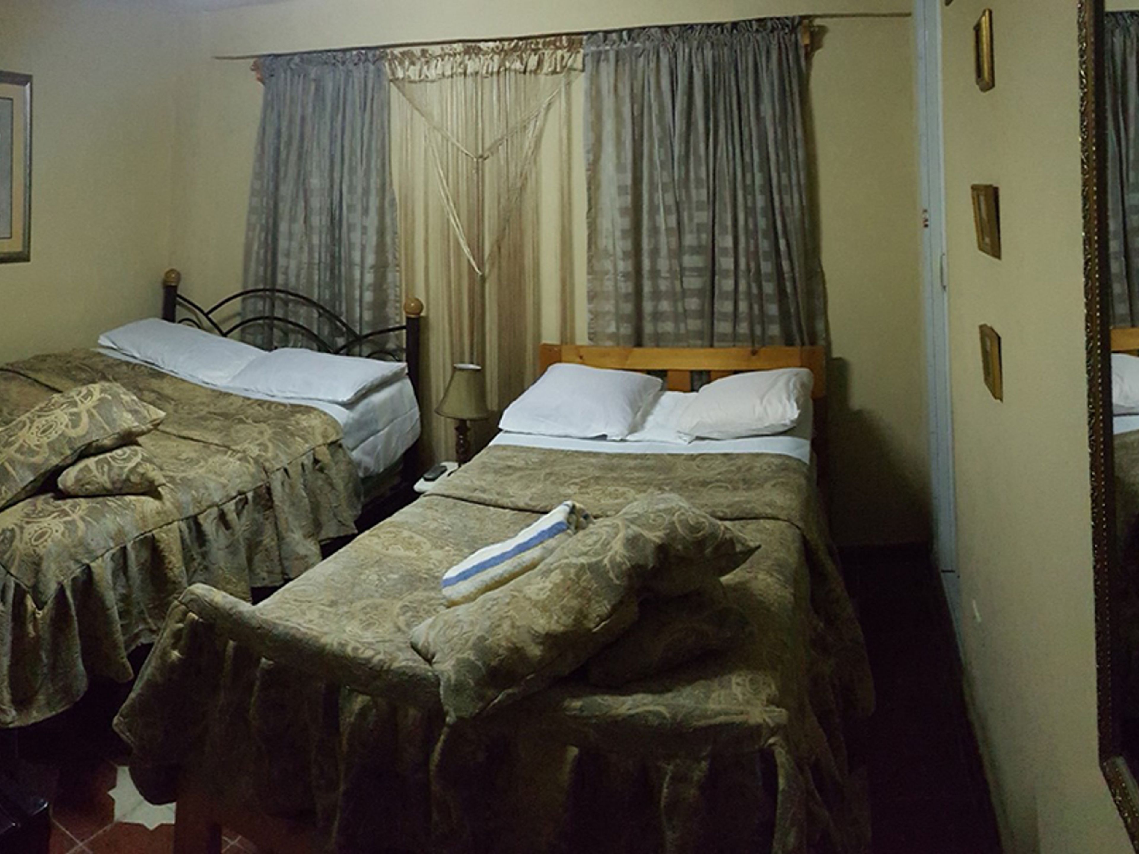 Casa Colonial Biani y Lessi, LEALTAD, No.259 (bajos)Beige room view