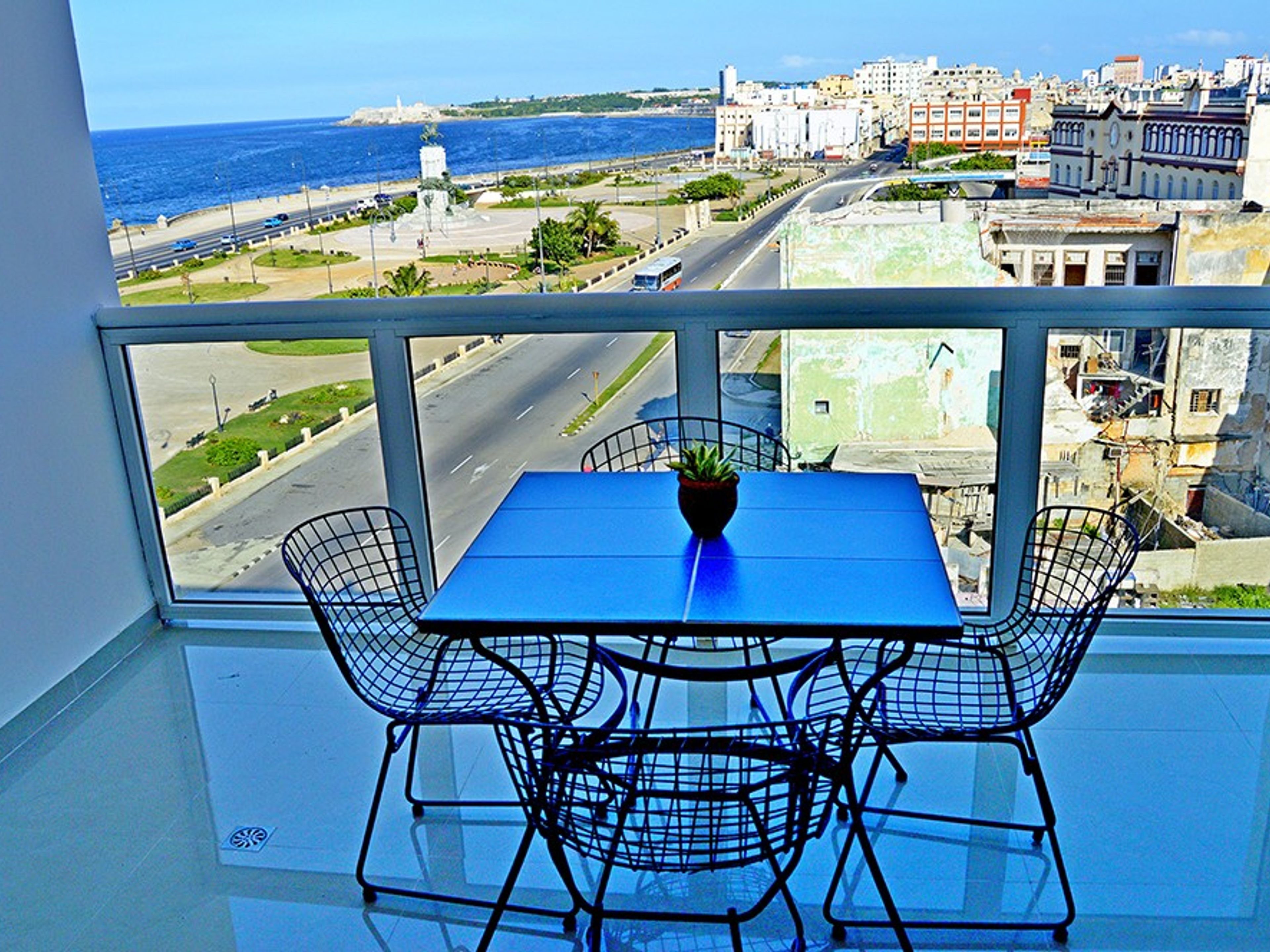 Casa Medina Centro Habana, JOVELLAR # 1Apartment's balcony with city and sea view