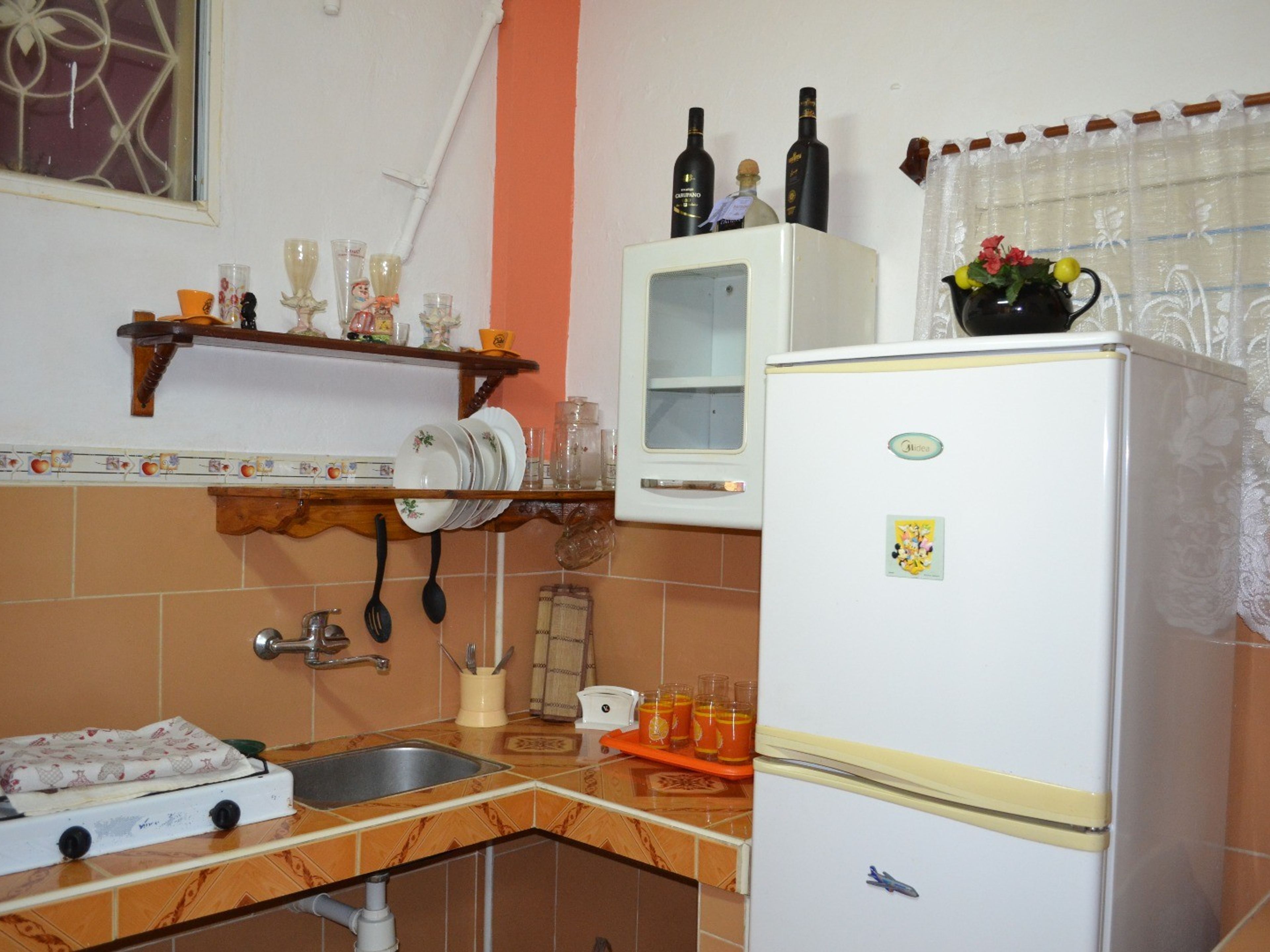 Дом Mode y Claudia, CALLE F, No. 24House kitchen view