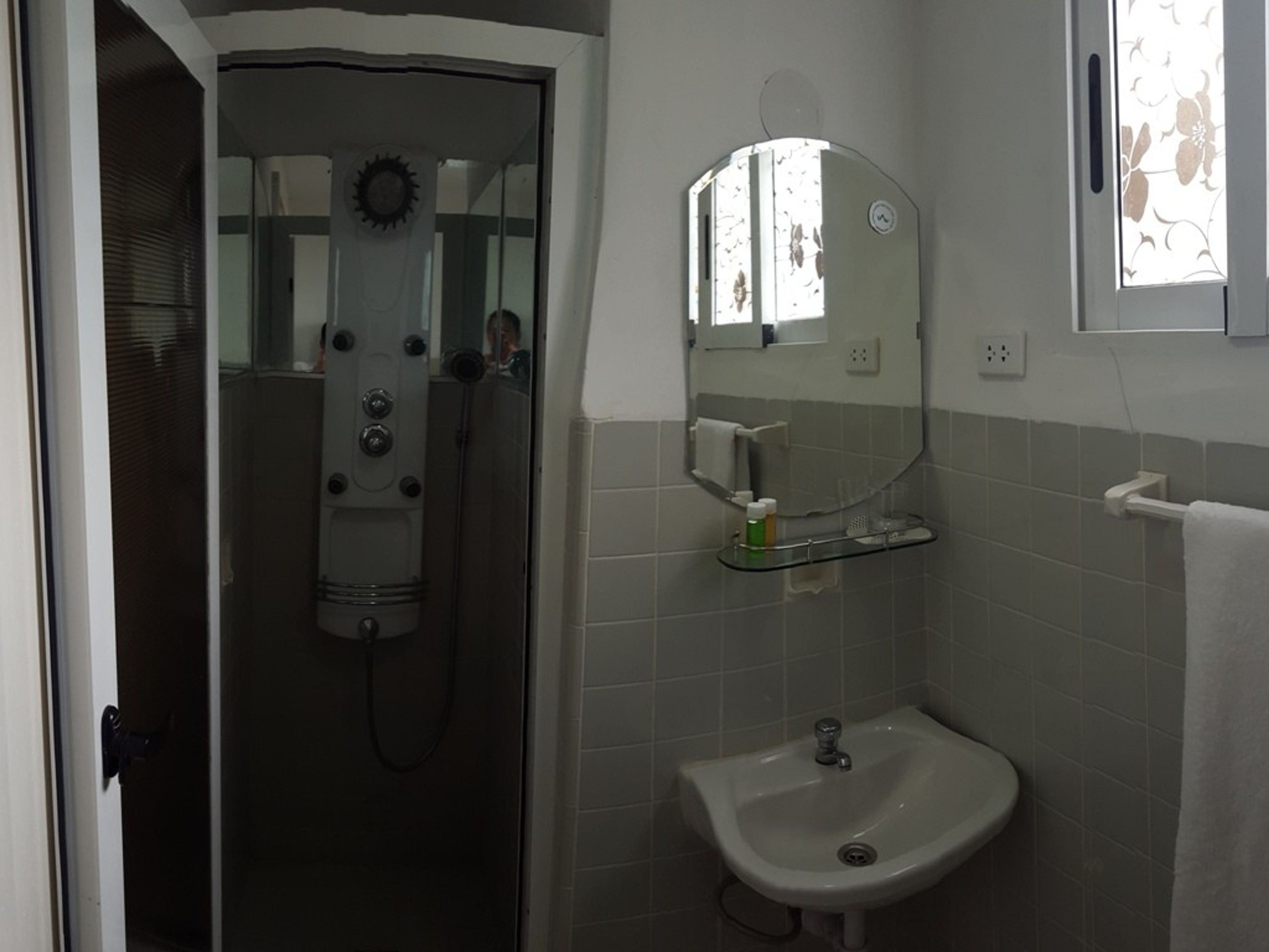 Hostal Cerquitica de Malecón 1, SAN LÁZARO, No. 119 - Bathroom's view