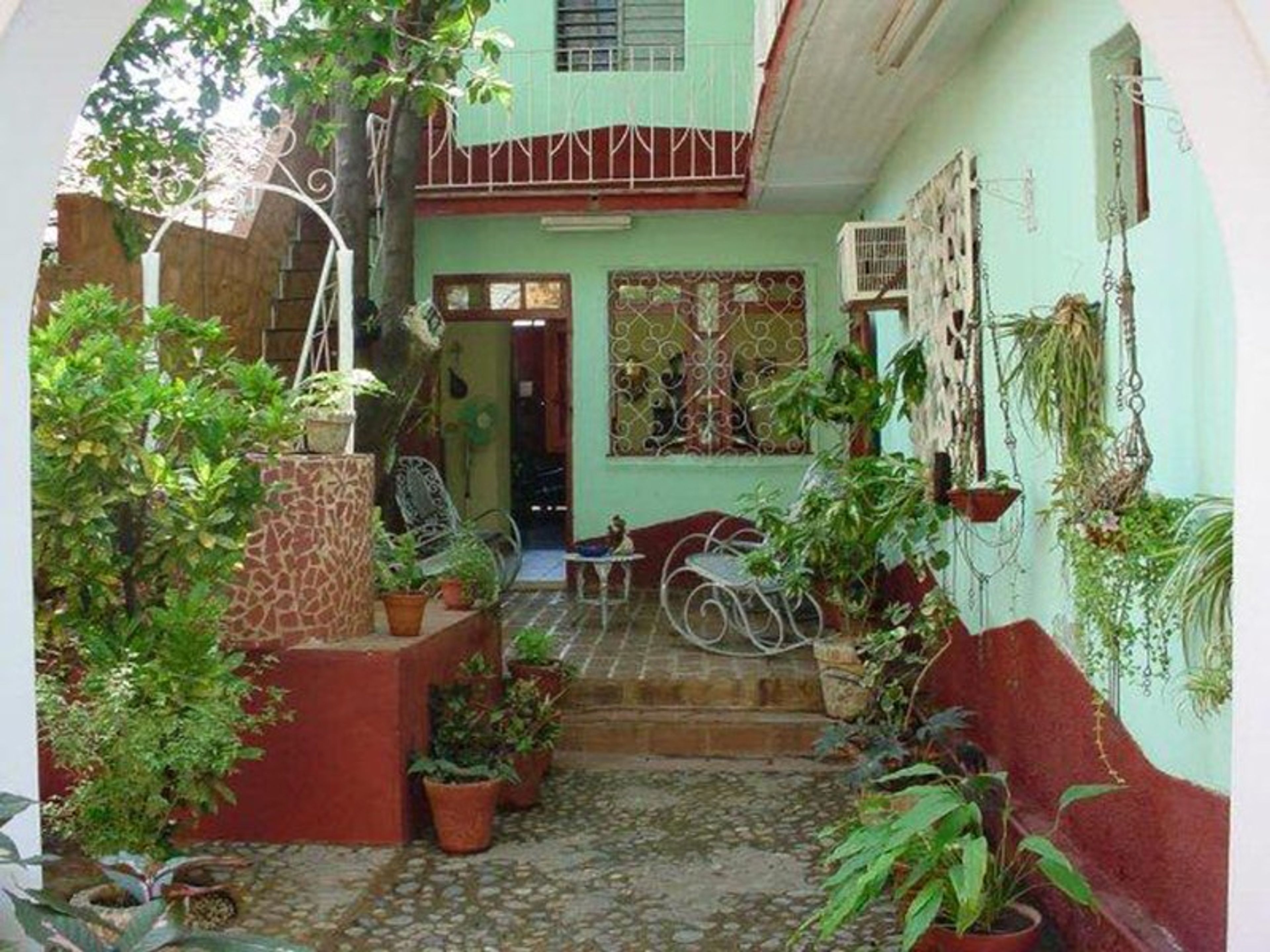Hostal OasISabel, FRANK PAÍS (Del Carmen) No, 389House's inside patio view