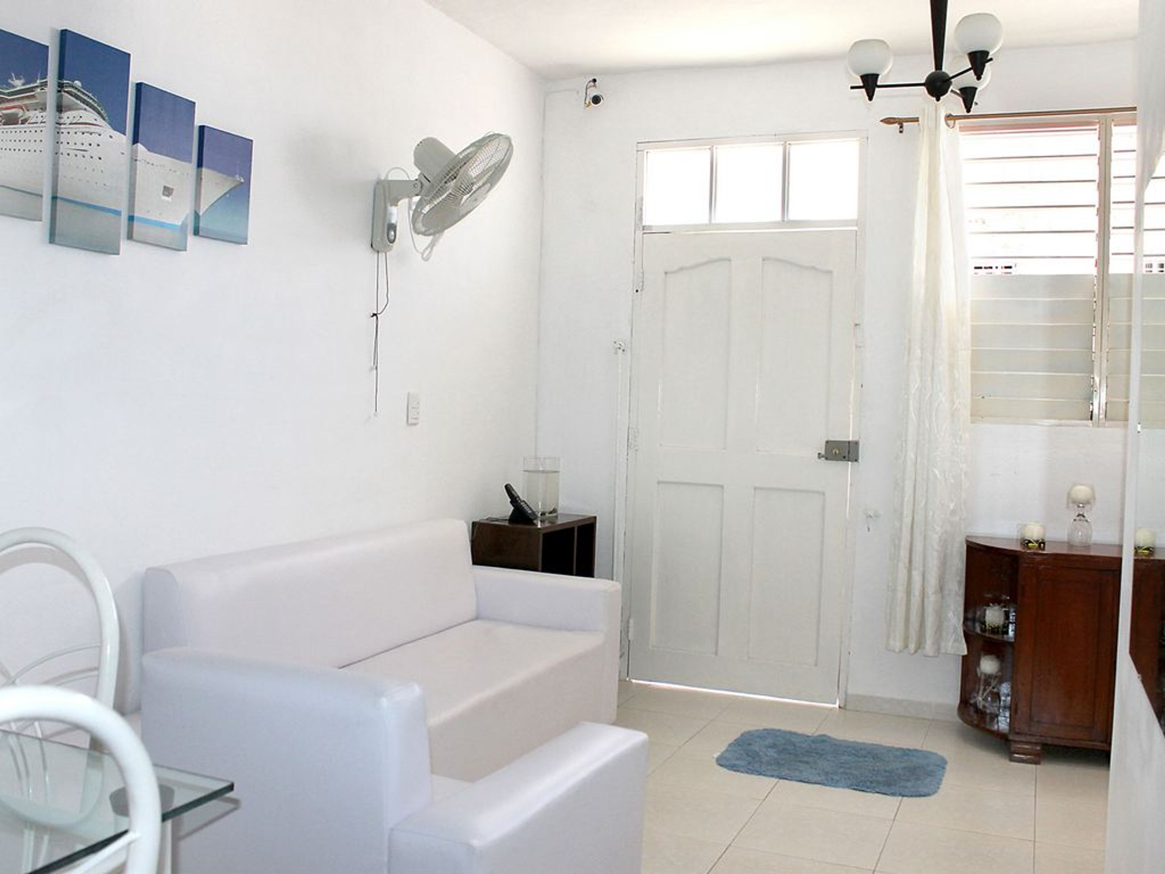 Hostal Avenida Crucero, CALLE LA MAR, No.4101House's living room