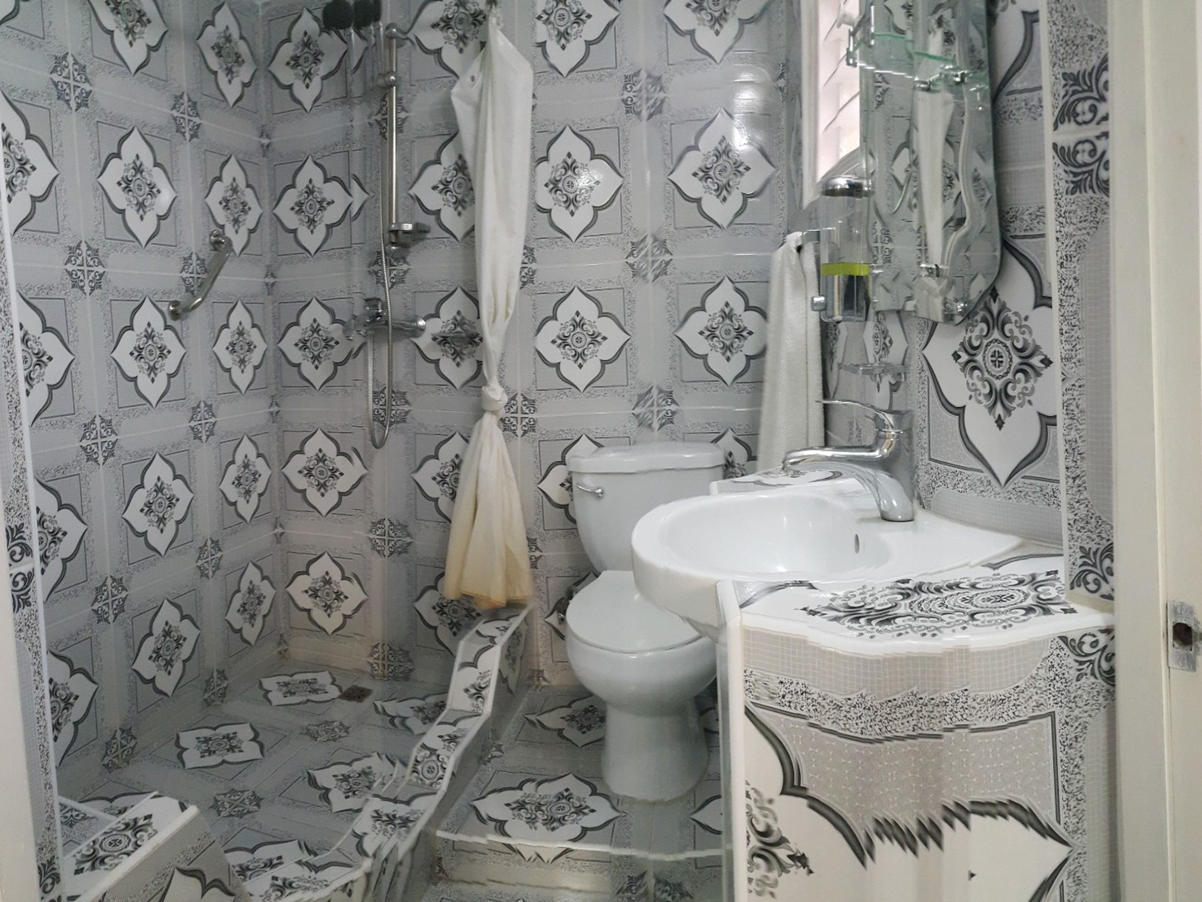 Hostal Ksalinda, CALLE 25, No. 5421Bathroom´s view