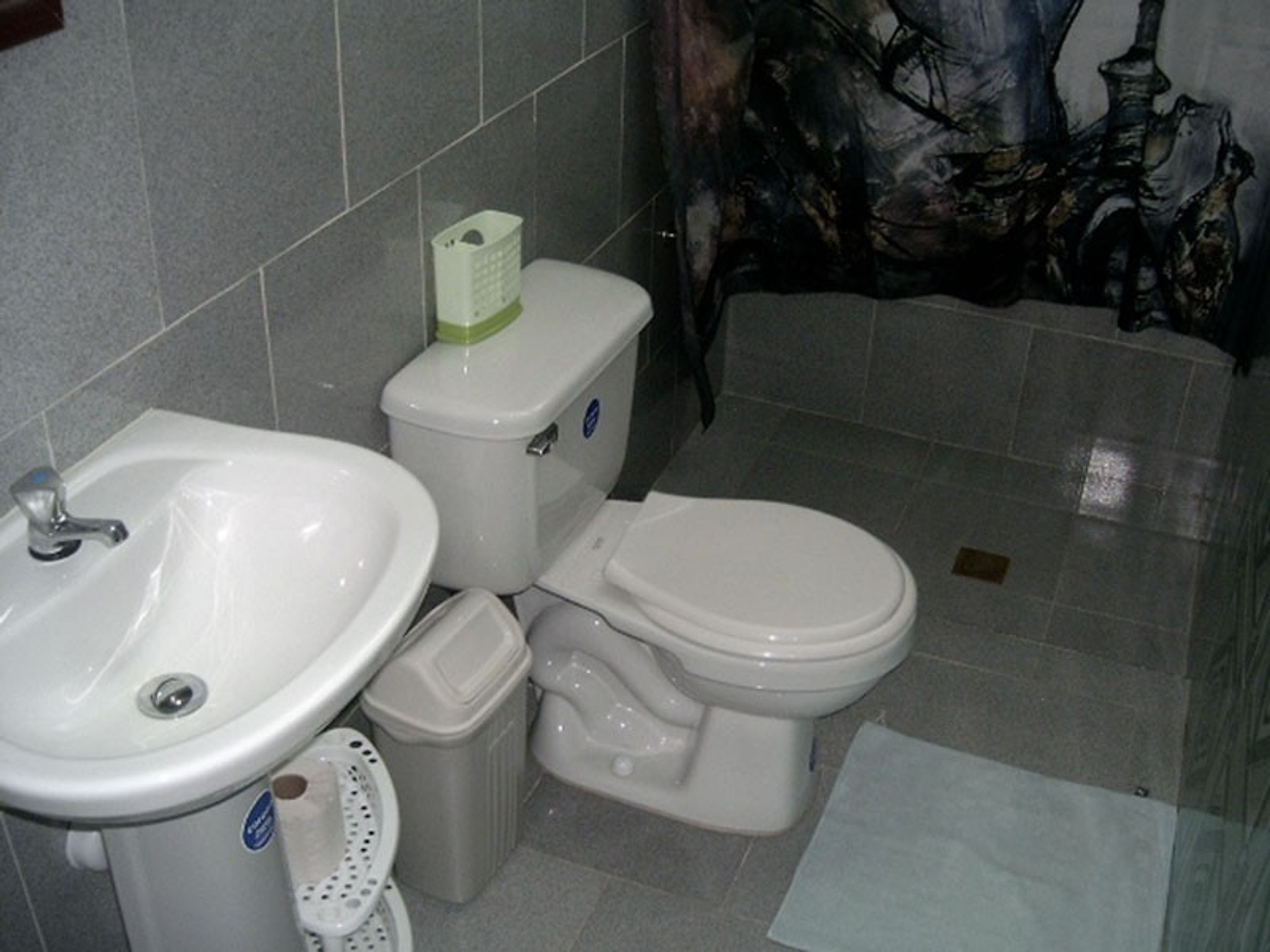 Casa Colonial Yalina y Gustavo, FLOR CROMBET, No. 125Bathroom view