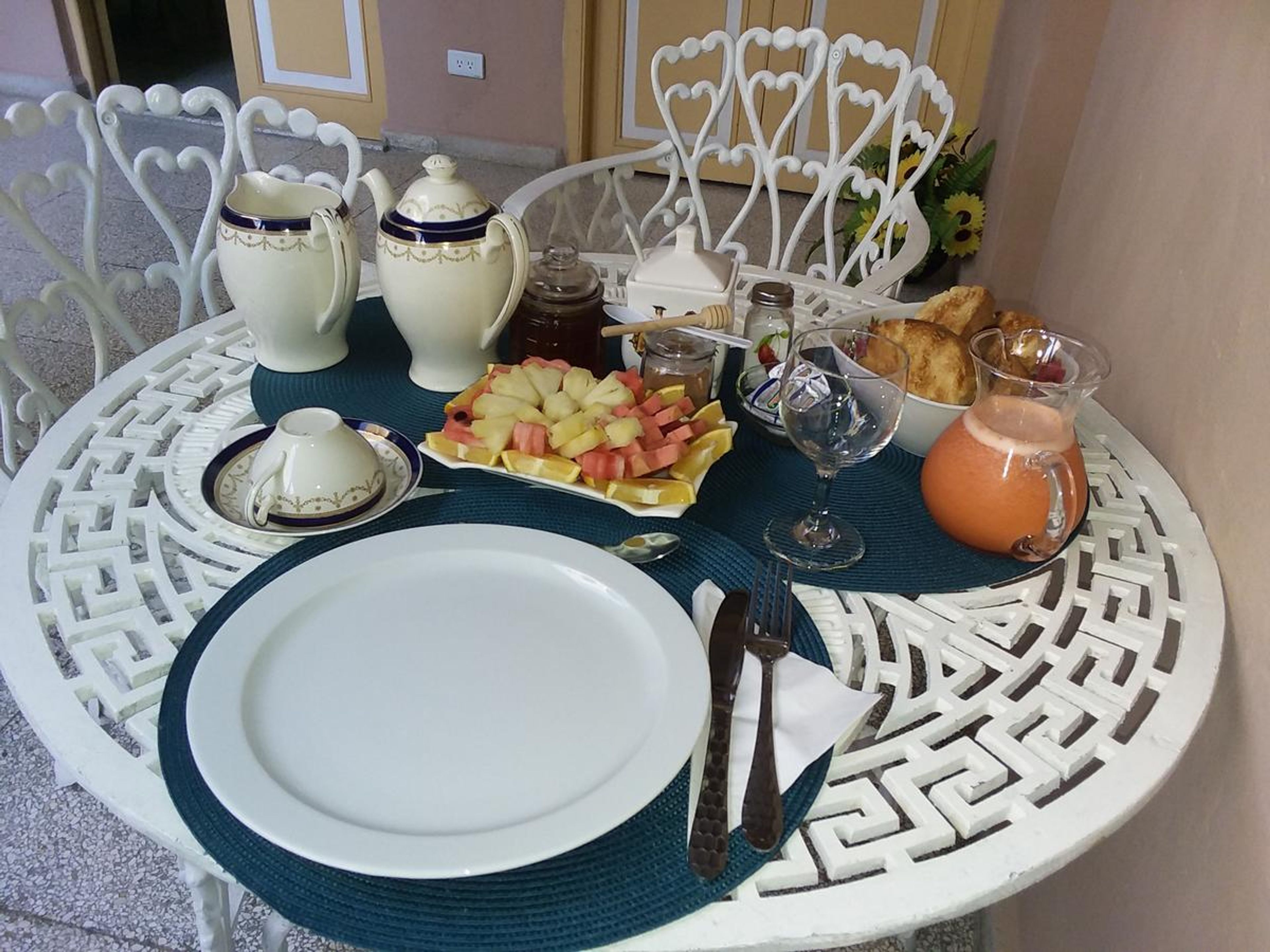Hostal Los Lirios, MACEO, No. 114-ABreakfast services at the house