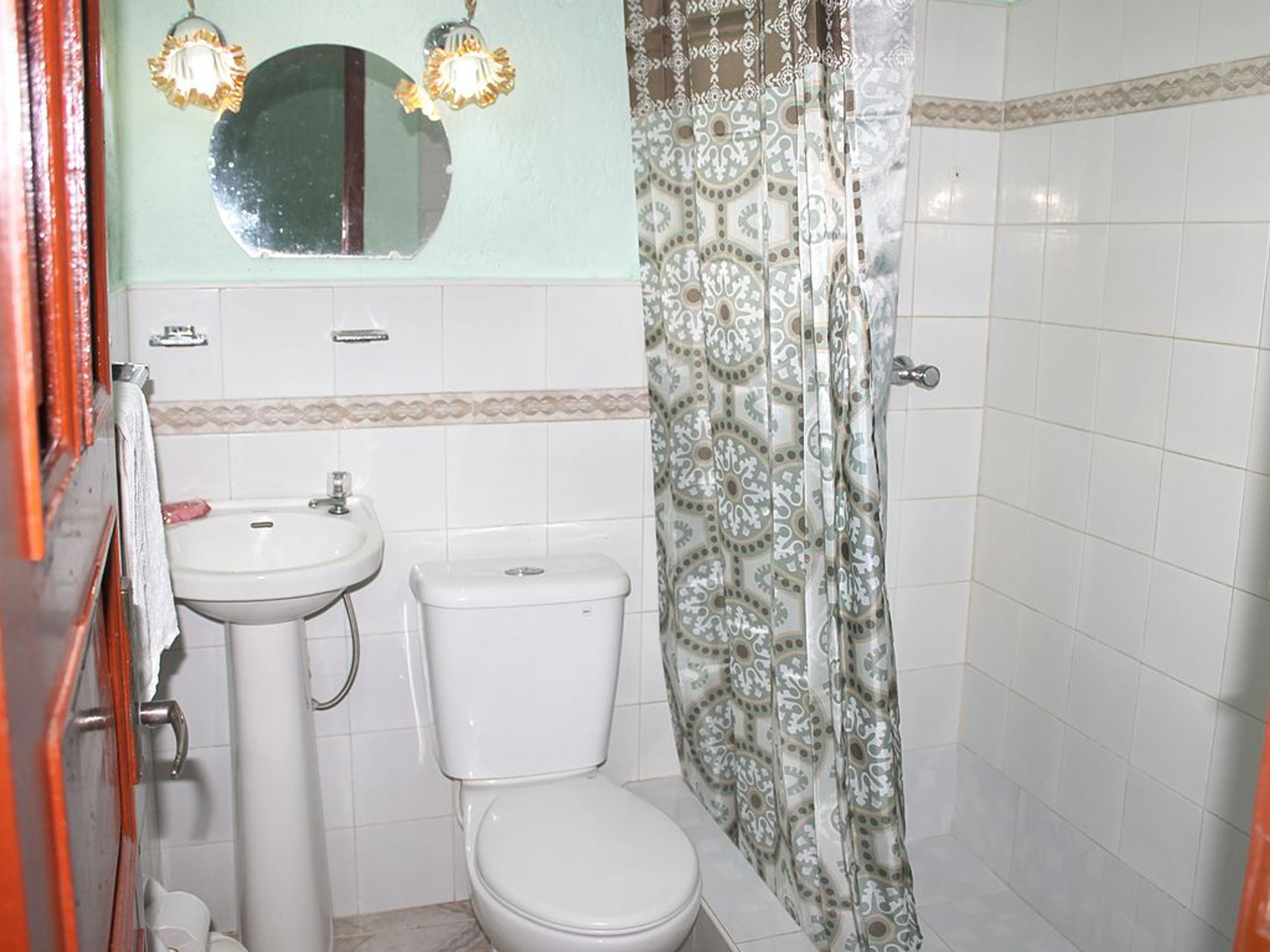 Hostal Cielo Azul, CLEMENTE PEREIRA (Cruz Verde), No. 21Bathroom's view