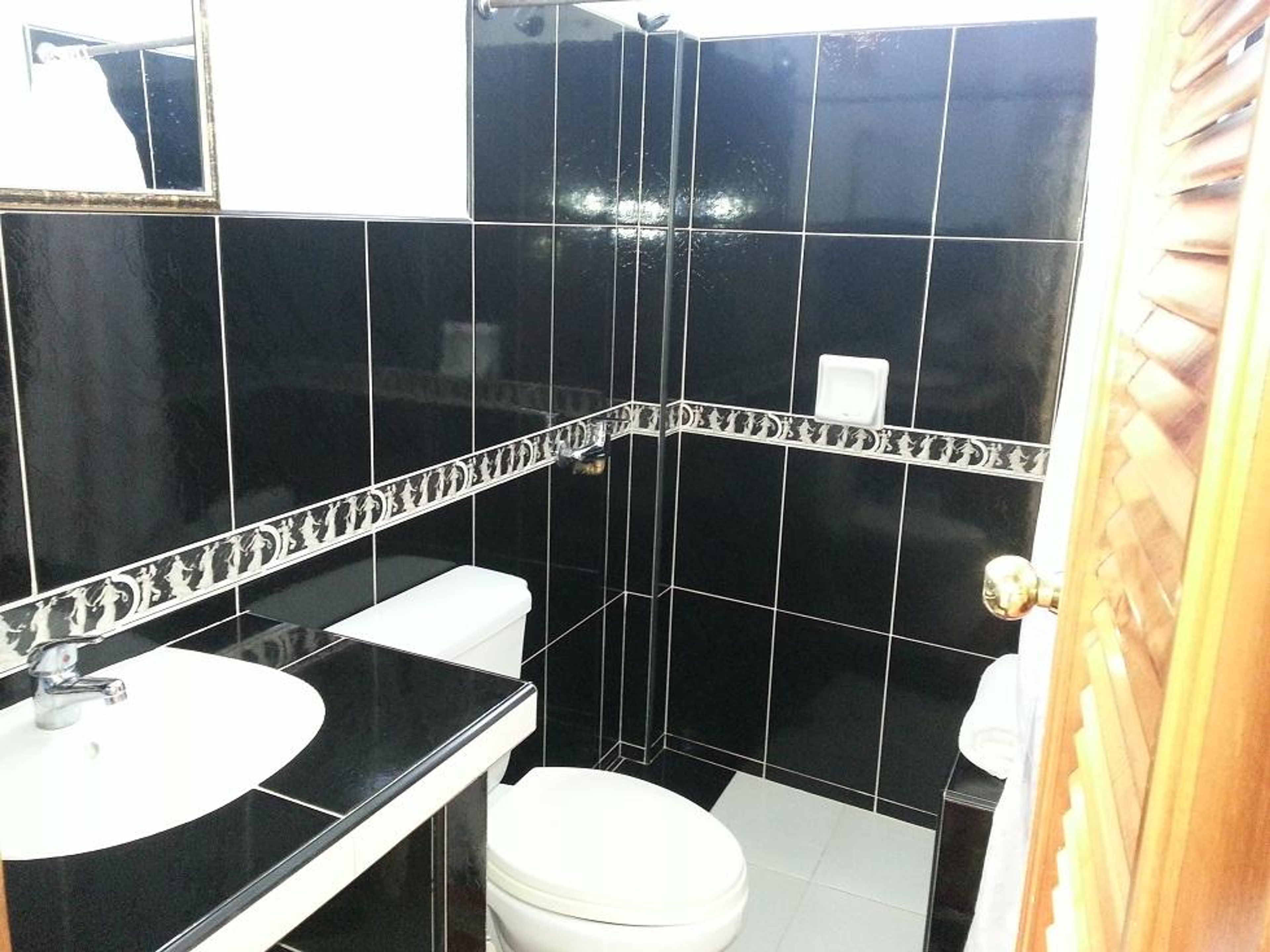 Hostal Raul y Kathy, HEREDIA, No. 610Bathroom's 1 view
