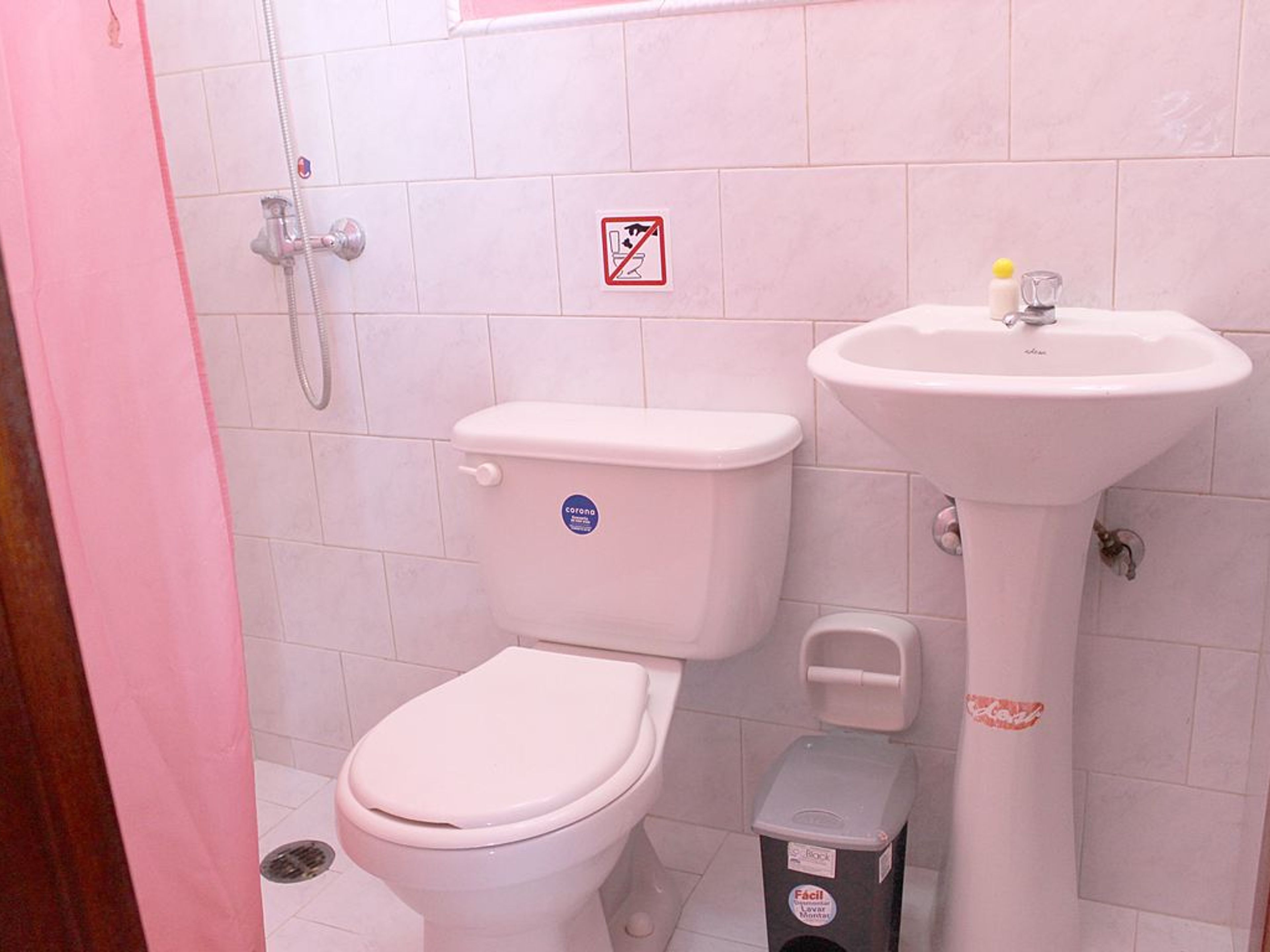 Hostal Hermanos Santaella, ERNESTO VALDÉS MUÑOZ (Media Luna), No.13Bathroom's 1 view