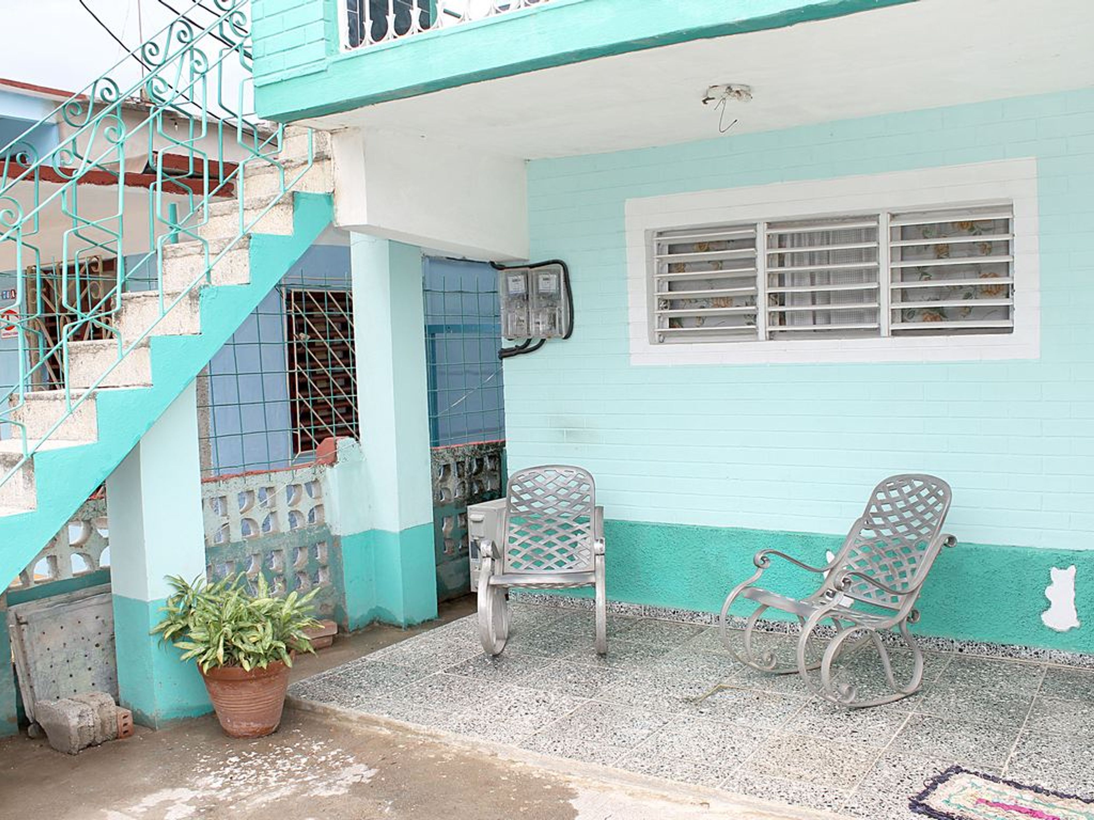 Hostal Ada y Fernando, LÍNEA DEL FERROCARRIL, No.47House's entrance view