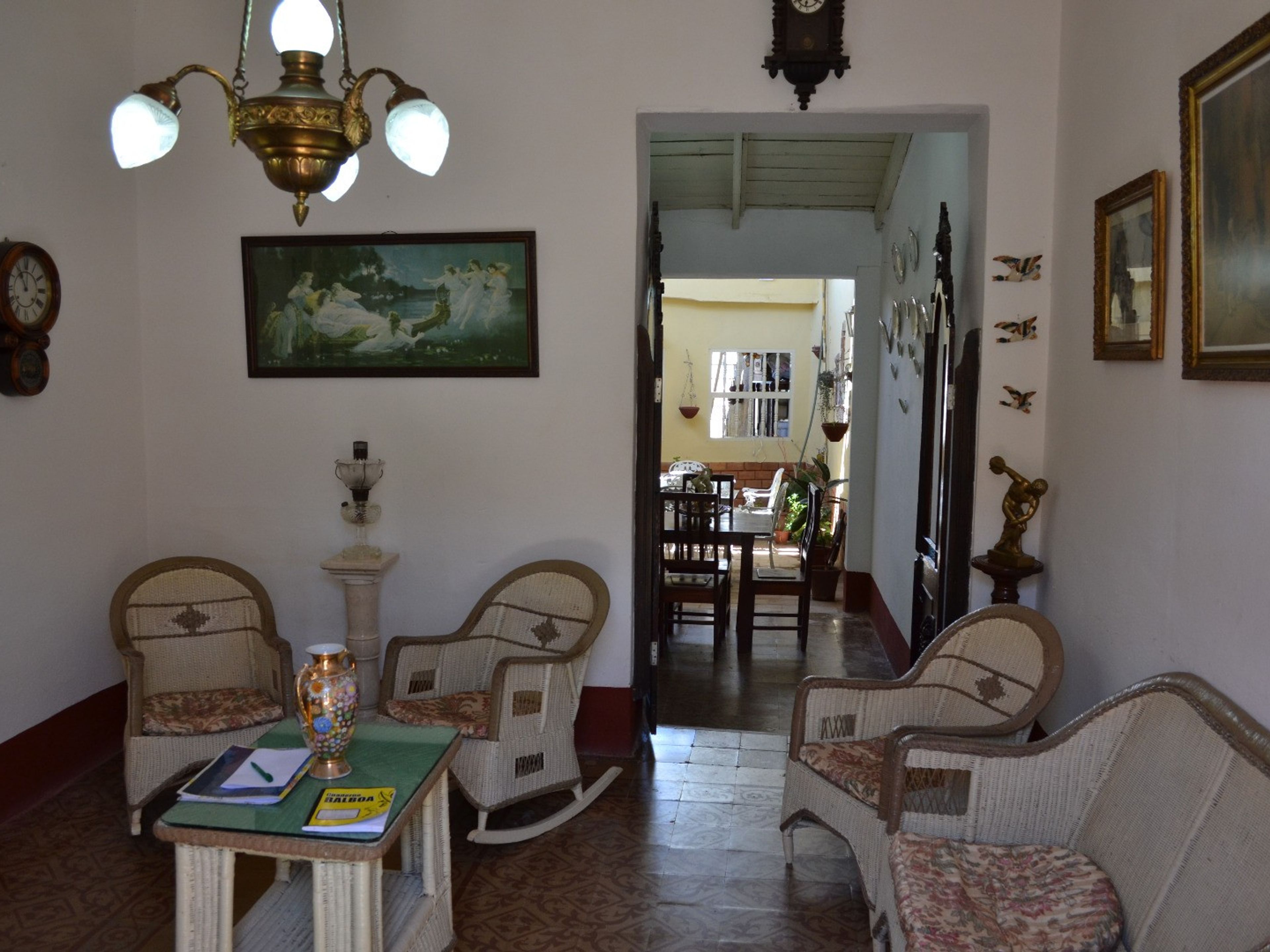 Hostal Luis XIX, JESÚS MENÉNDEZ (Alameda), No. 65House living room