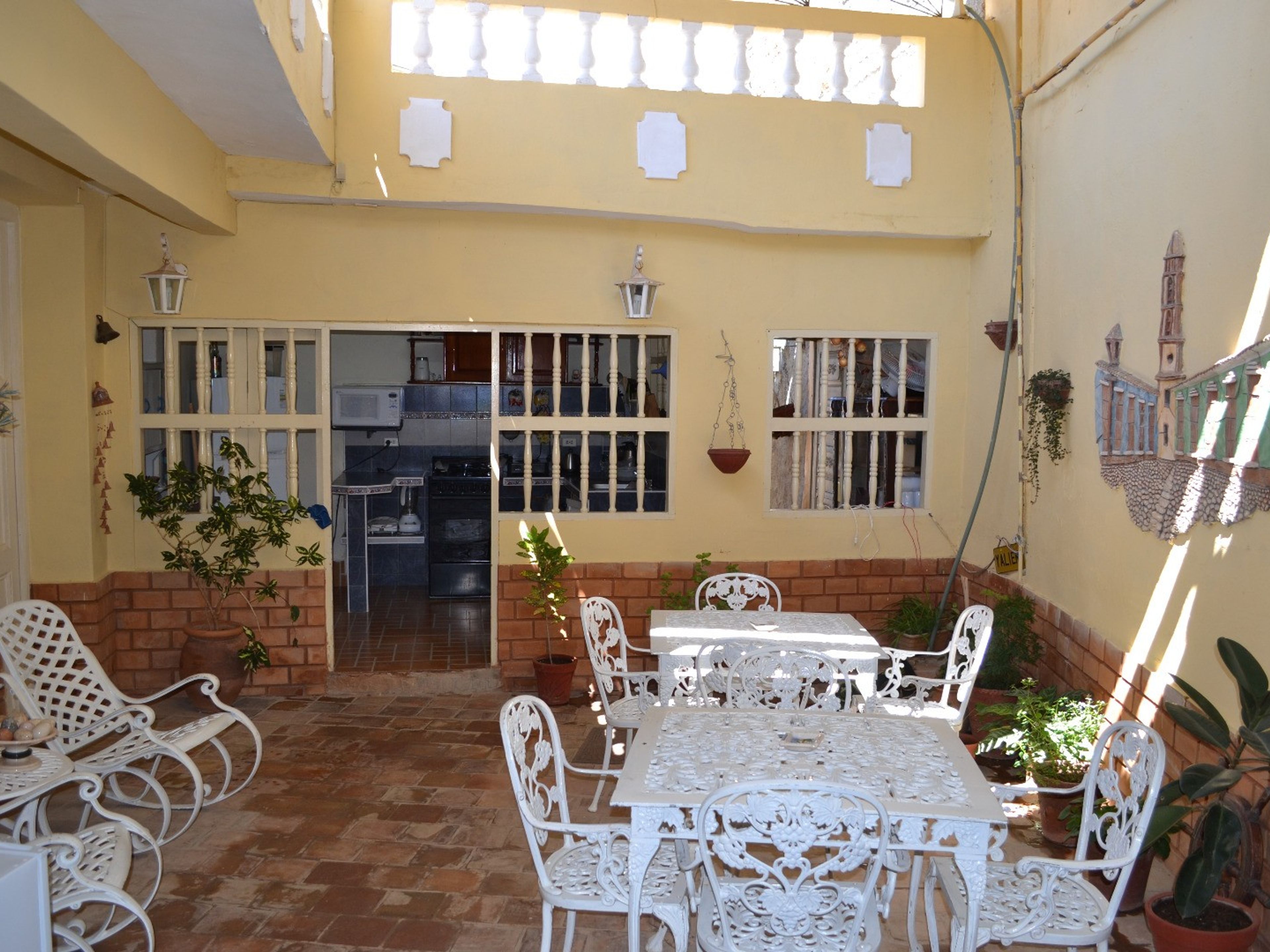 Hostal Luis XIX, JESÚS MENÉNDEZ (Alameda), No. 65Inside patio view