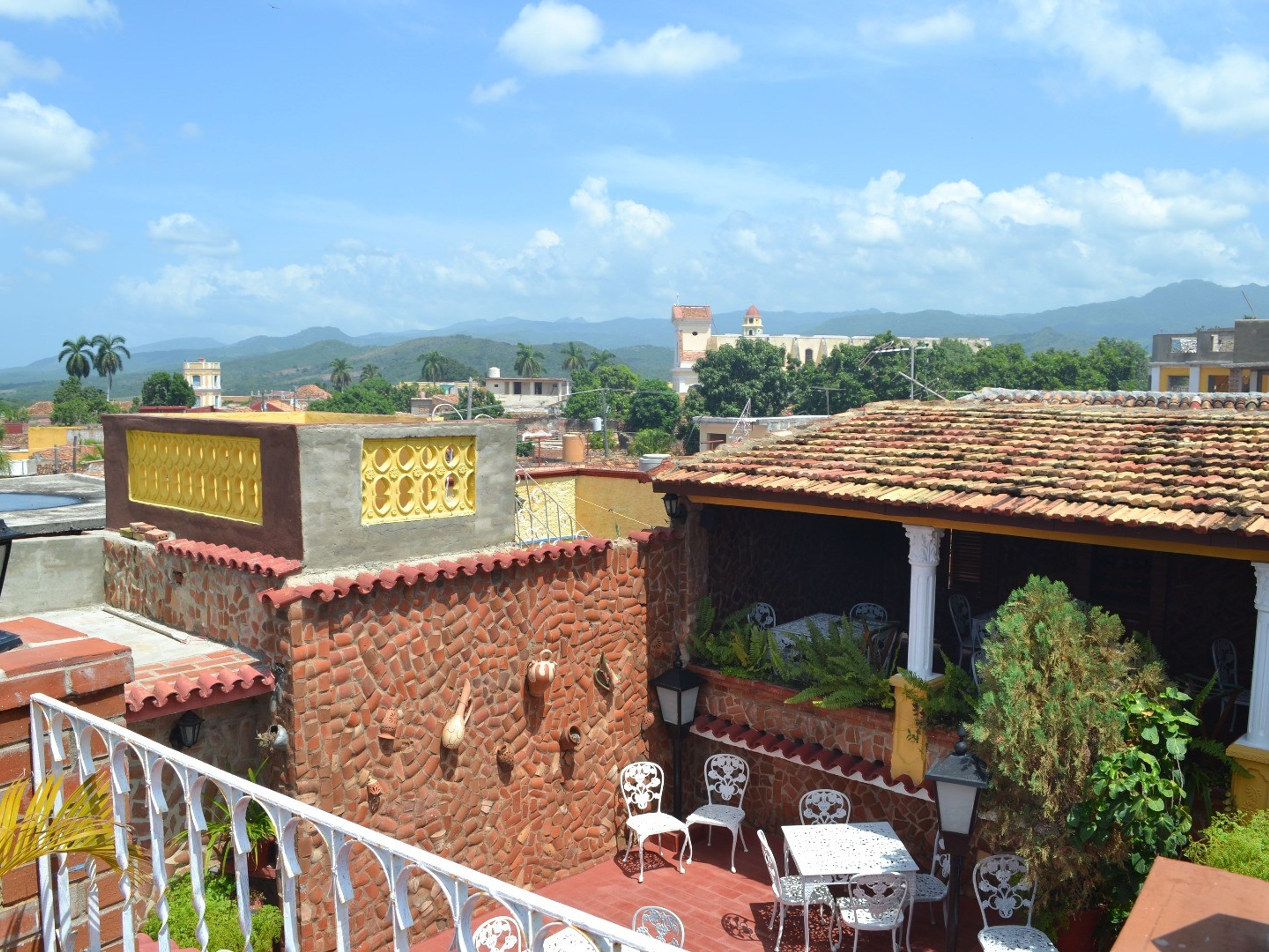 Hostal Vivian y Pablo I, ERNESTO VALDÉS MUÑOZ (Media Luna), No. 49 - House terrace view