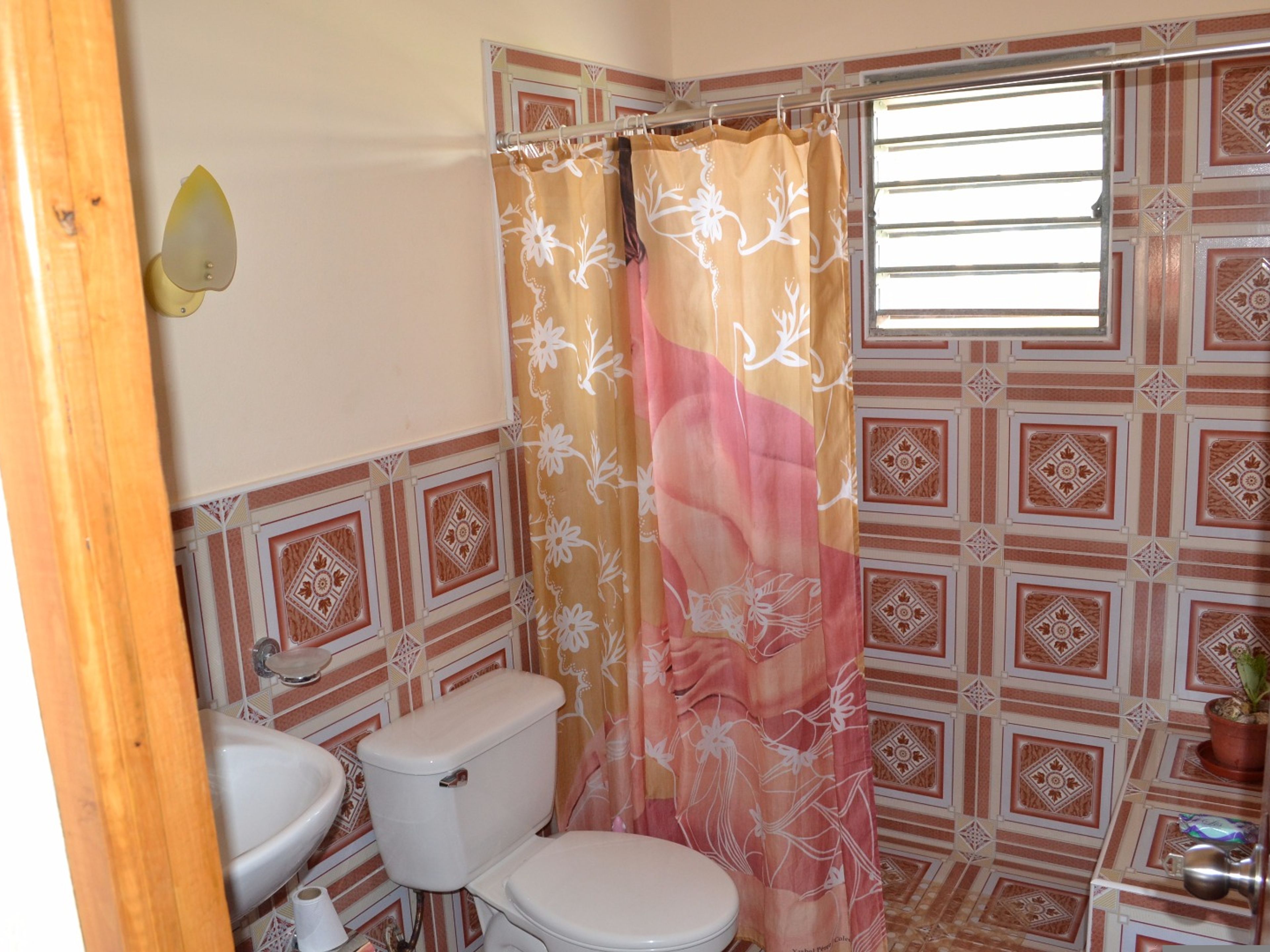 Hostal Marisel, PLAYA GIRÓNBathroom's 1 view